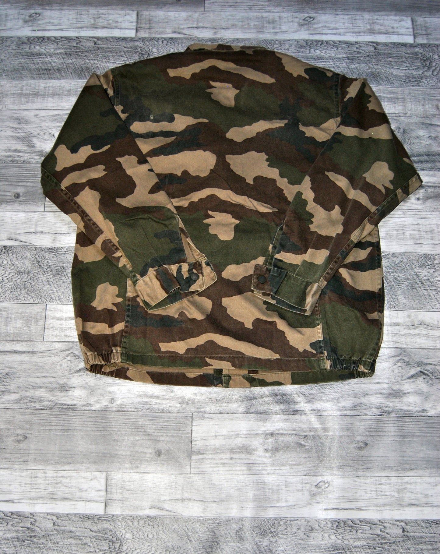 Chaqueta militar Toe Camuflaje de color verde militar. Talla 54. Segunda mano