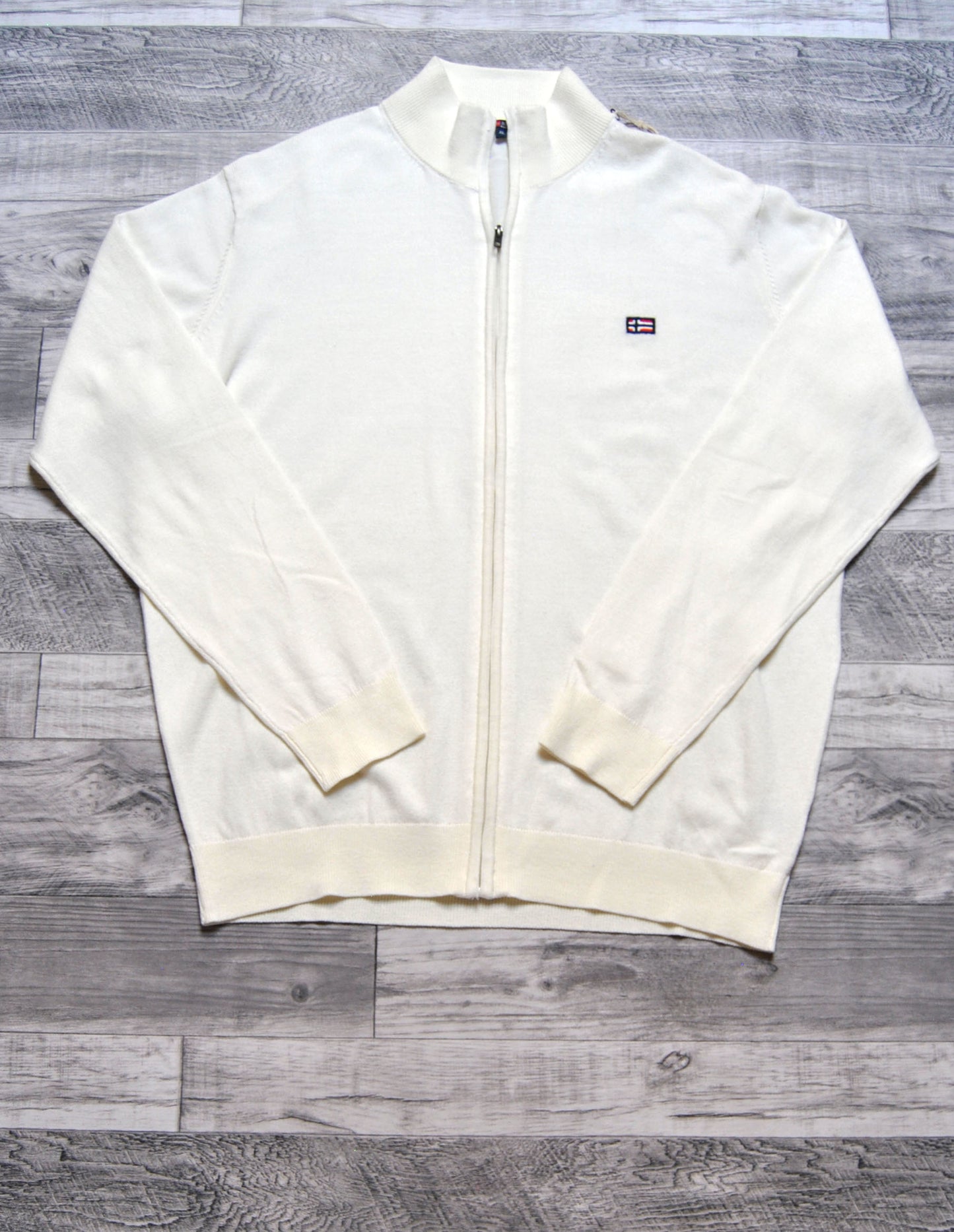 Cardigan Norway de color crema. Talla XL.