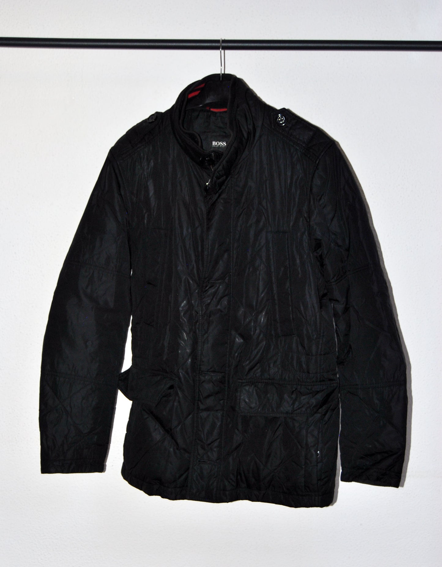 Abrigo Hugo Boss de color negro con bolsillos. Talla L (48). Segunda mano