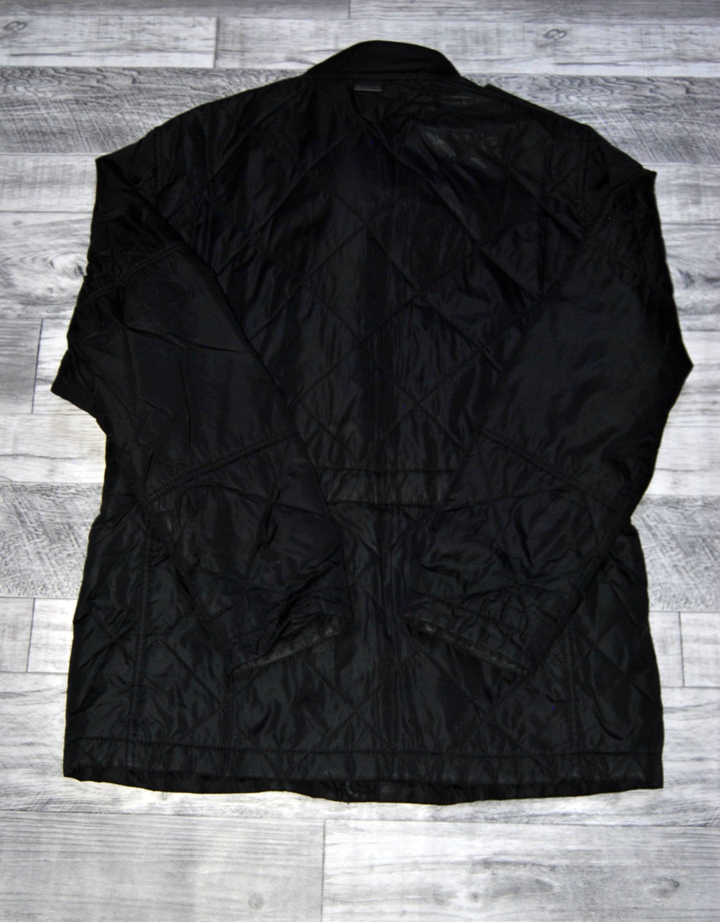 Abrigo Hugo Boss de color negro con bolsillos. Talla L (48). Segunda mano