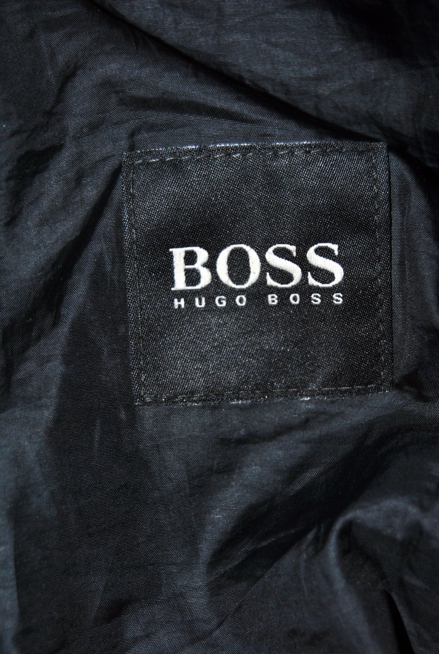 Abrigo Hugo Boss de color negro con bolsillos. Talla L (48). Segunda mano