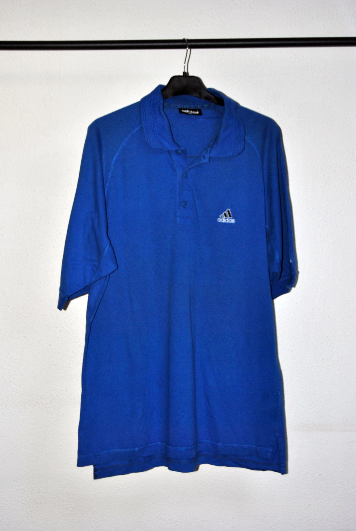 Polo Adidas de color azul. Talla XXL. Segunda mano