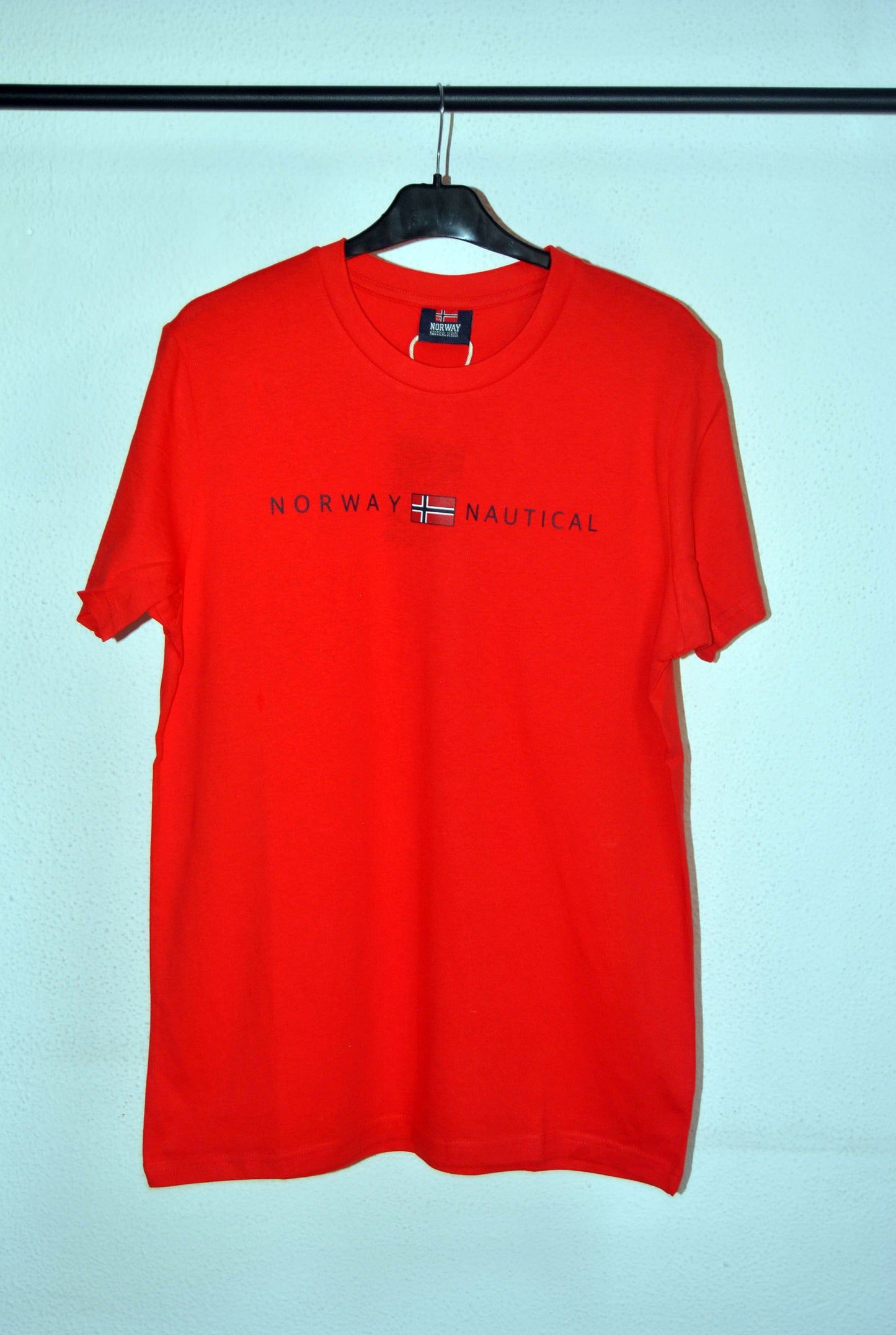 Camiseta Norway de color rojo con estampado. Talla M.