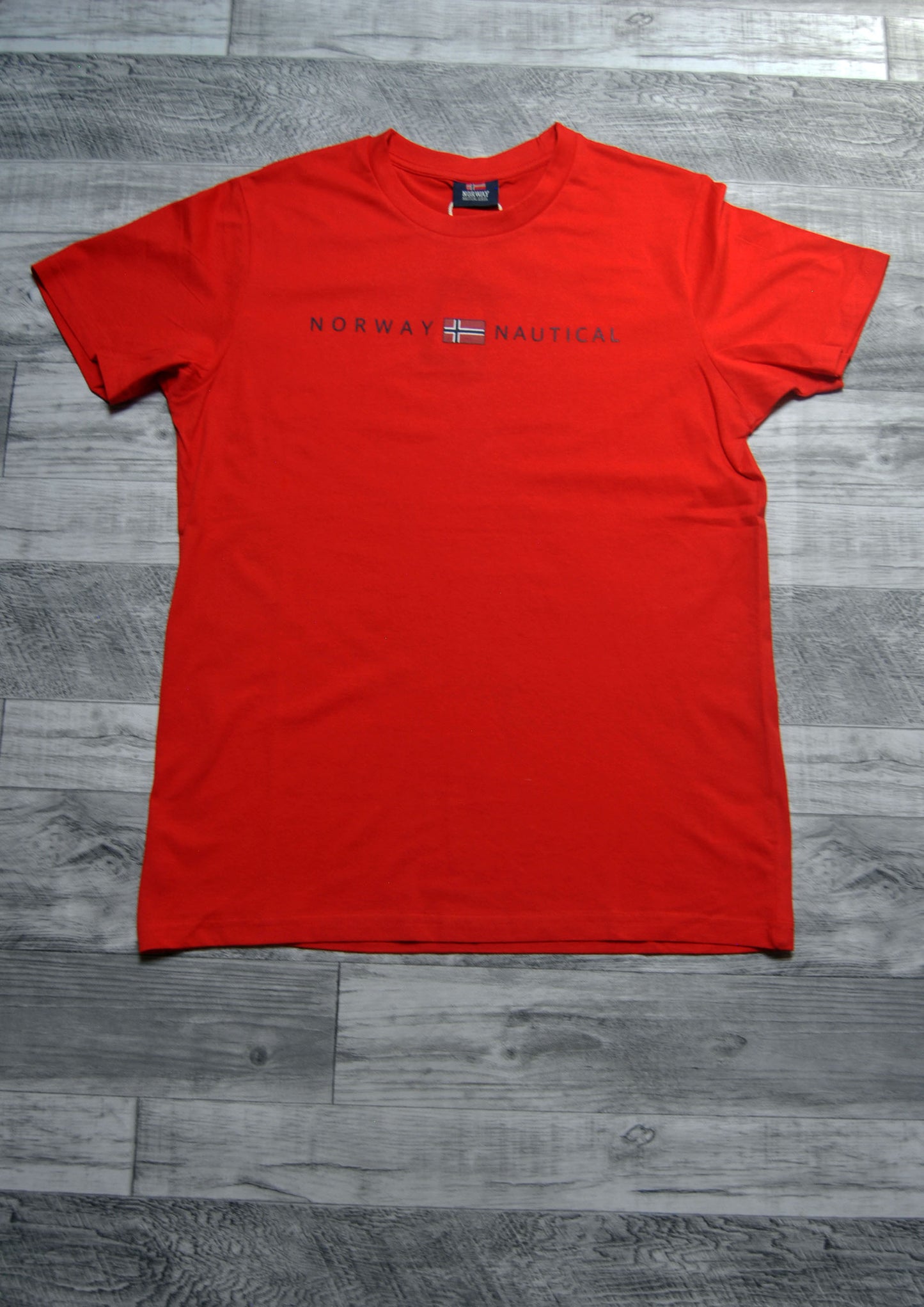 Camiseta Norway de color rojo con estampado. Talla M.