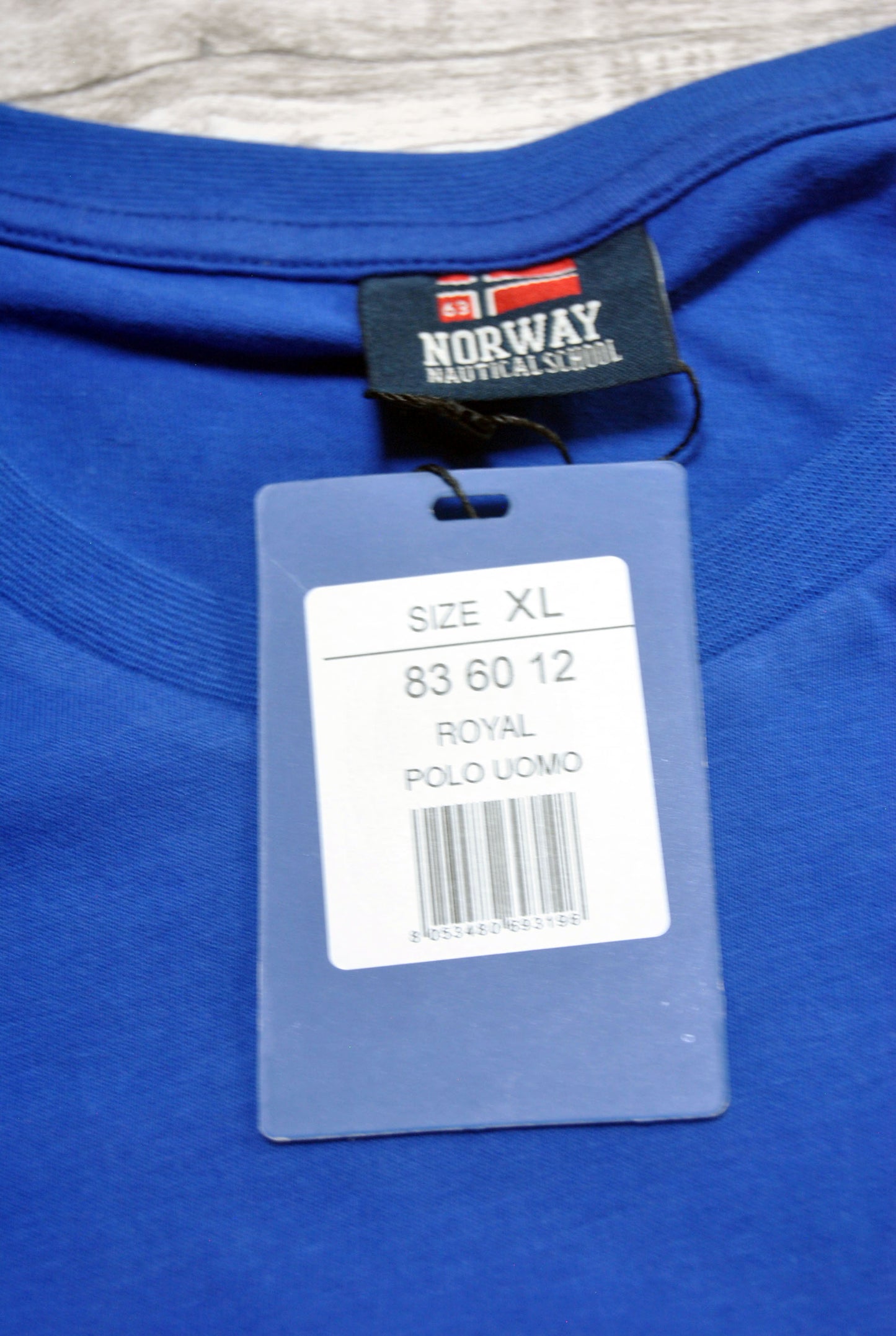 Camiseta Norway de color azul eléctrico con estampado. Talla XL.