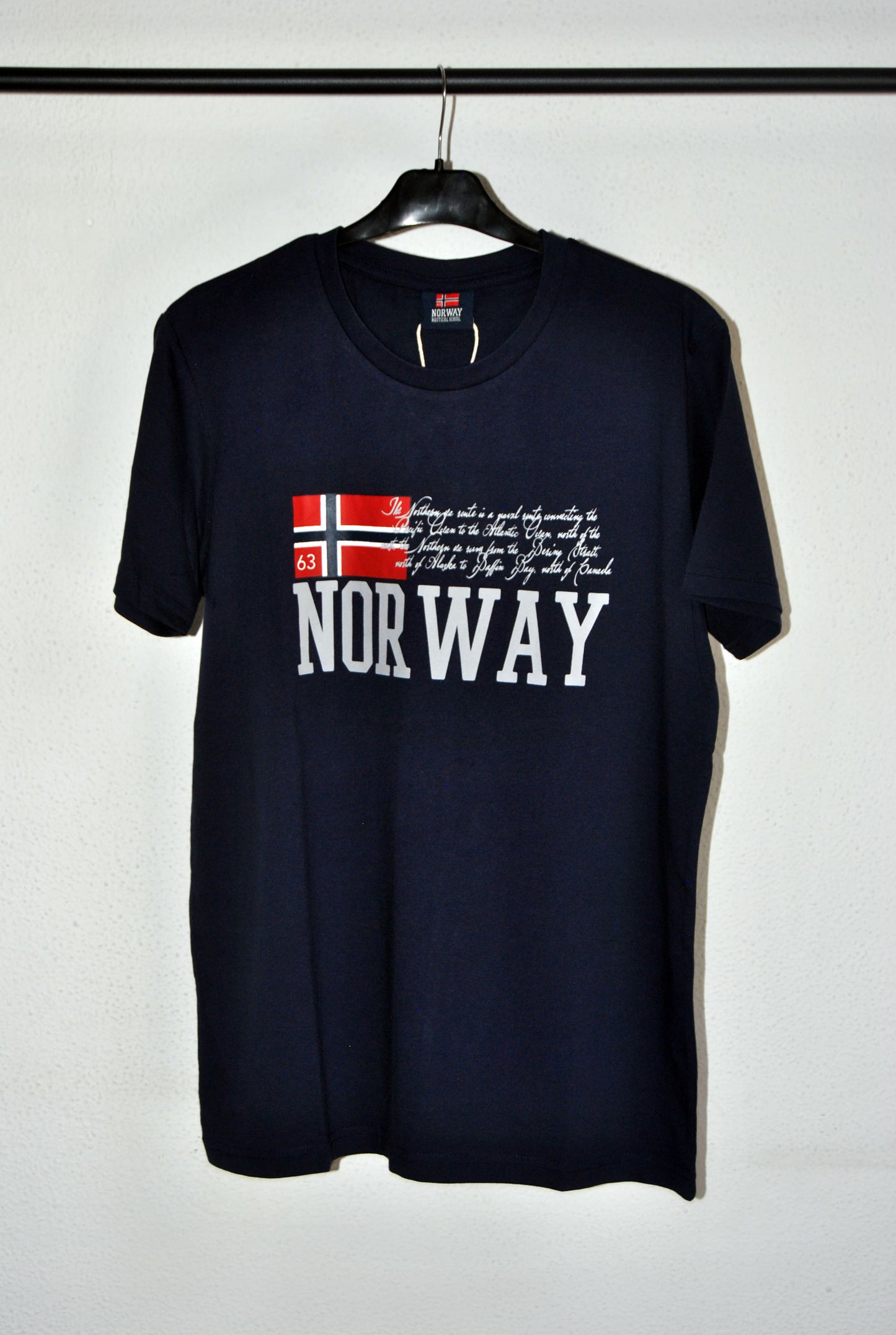Camiseta Norway de color azul marino con estampado. Talla M.