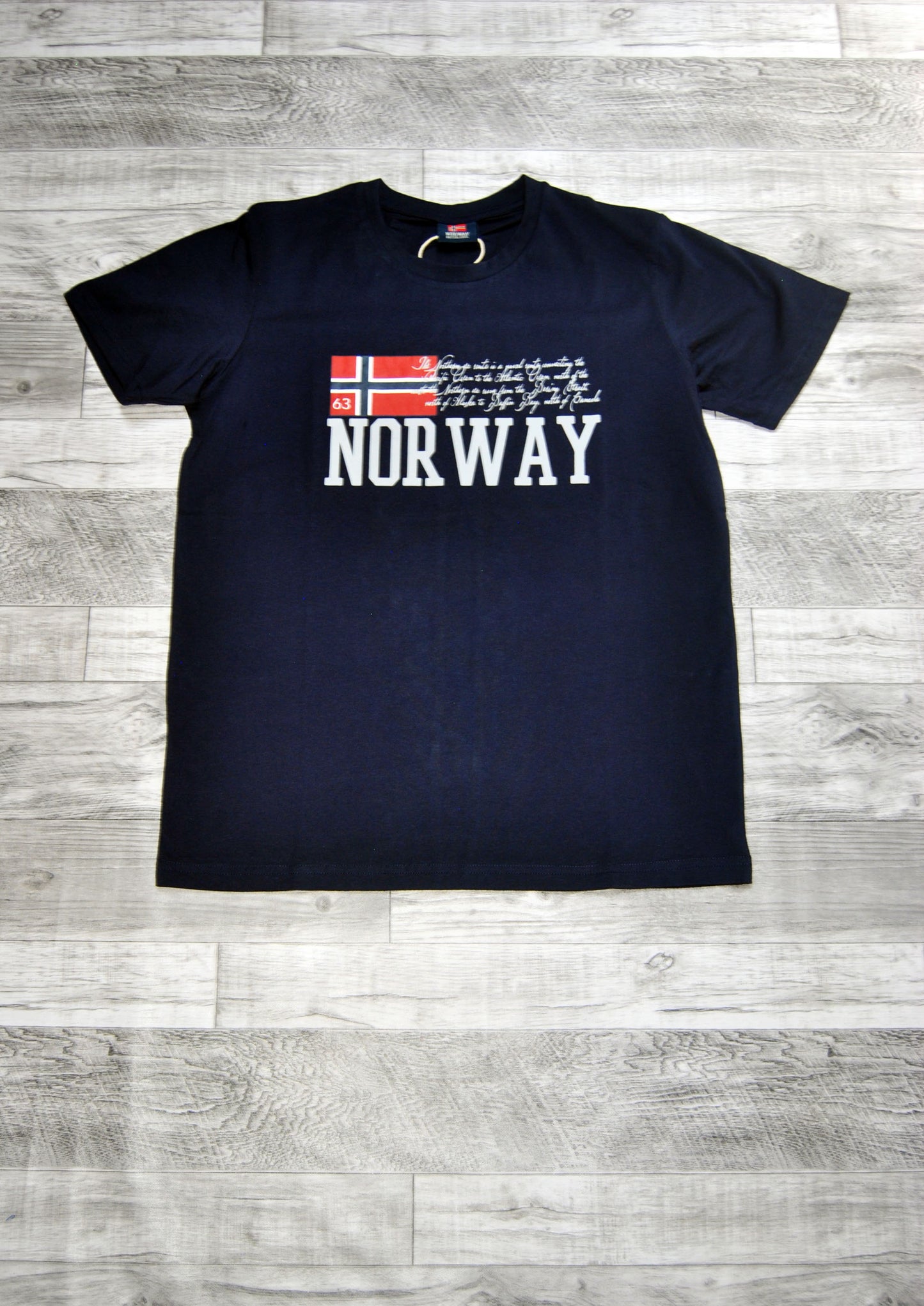Camiseta Norway de color azul marino con estampado. Talla M.