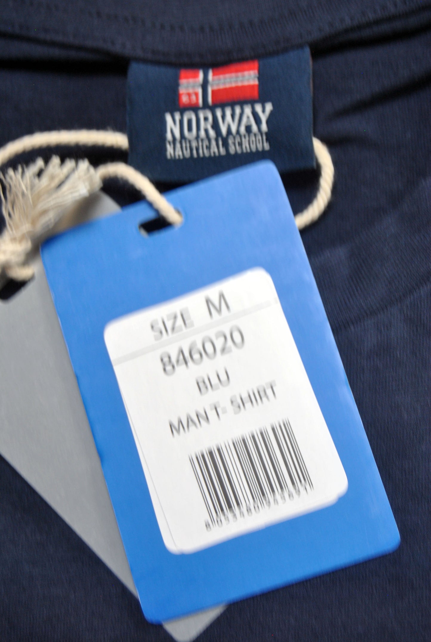 Camiseta Norway de color azul marino con estampado. Talla M.
