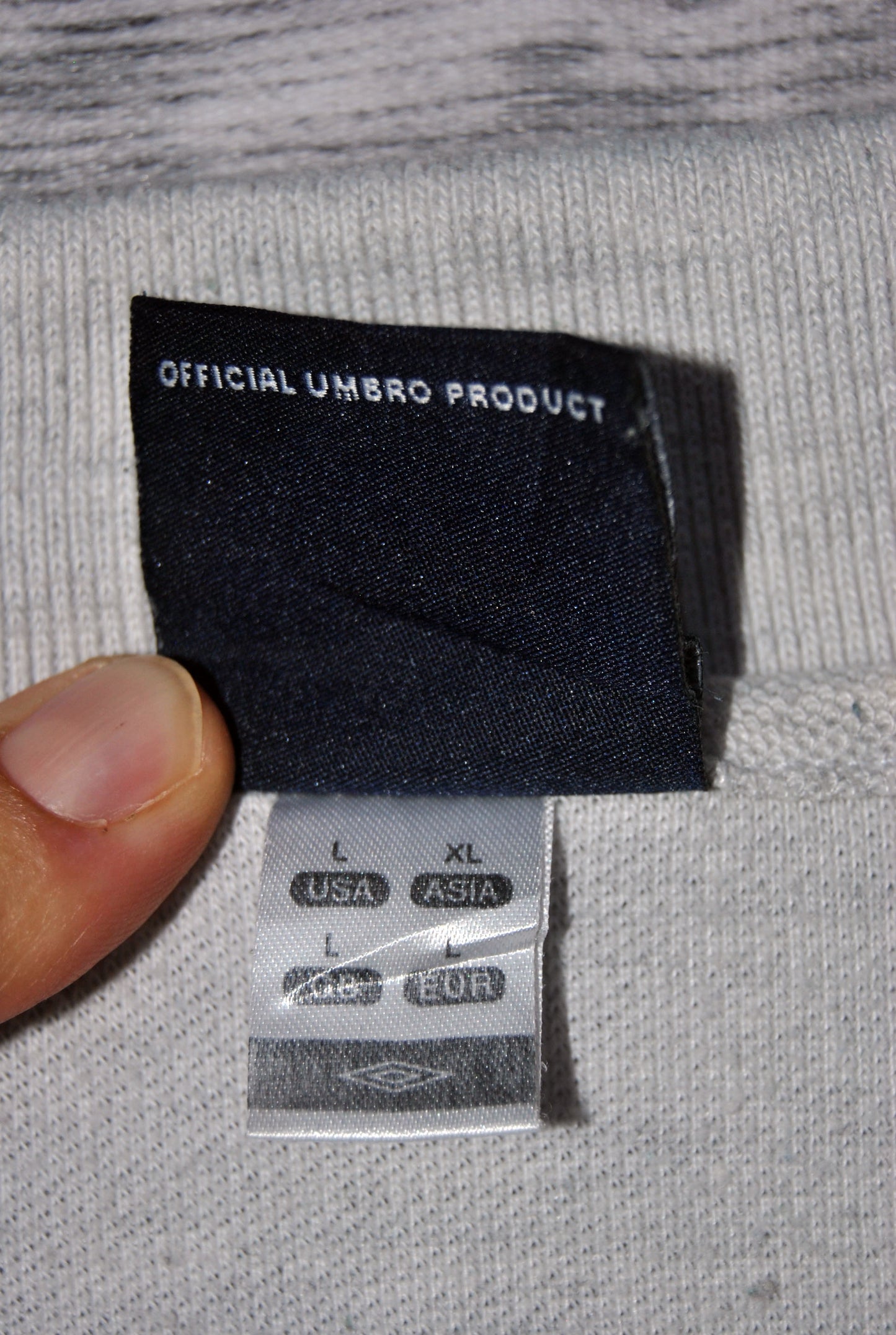 Polo Umbro de color gris con logo bordado Birkdale School. Talla L. Segunda Mano