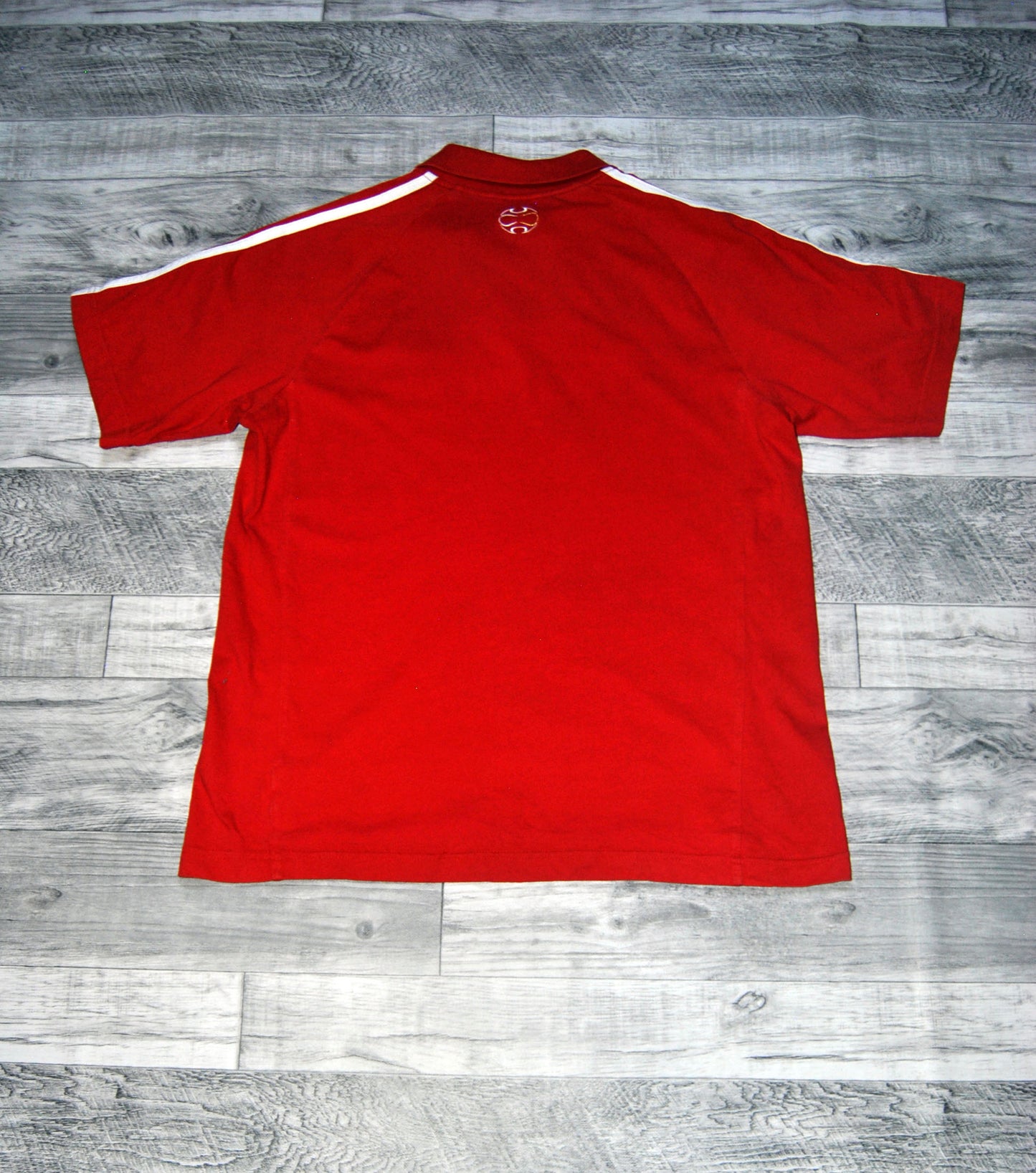 Polo Adidas equipo Liverpool de color rojo . Talla S. Segunda mano