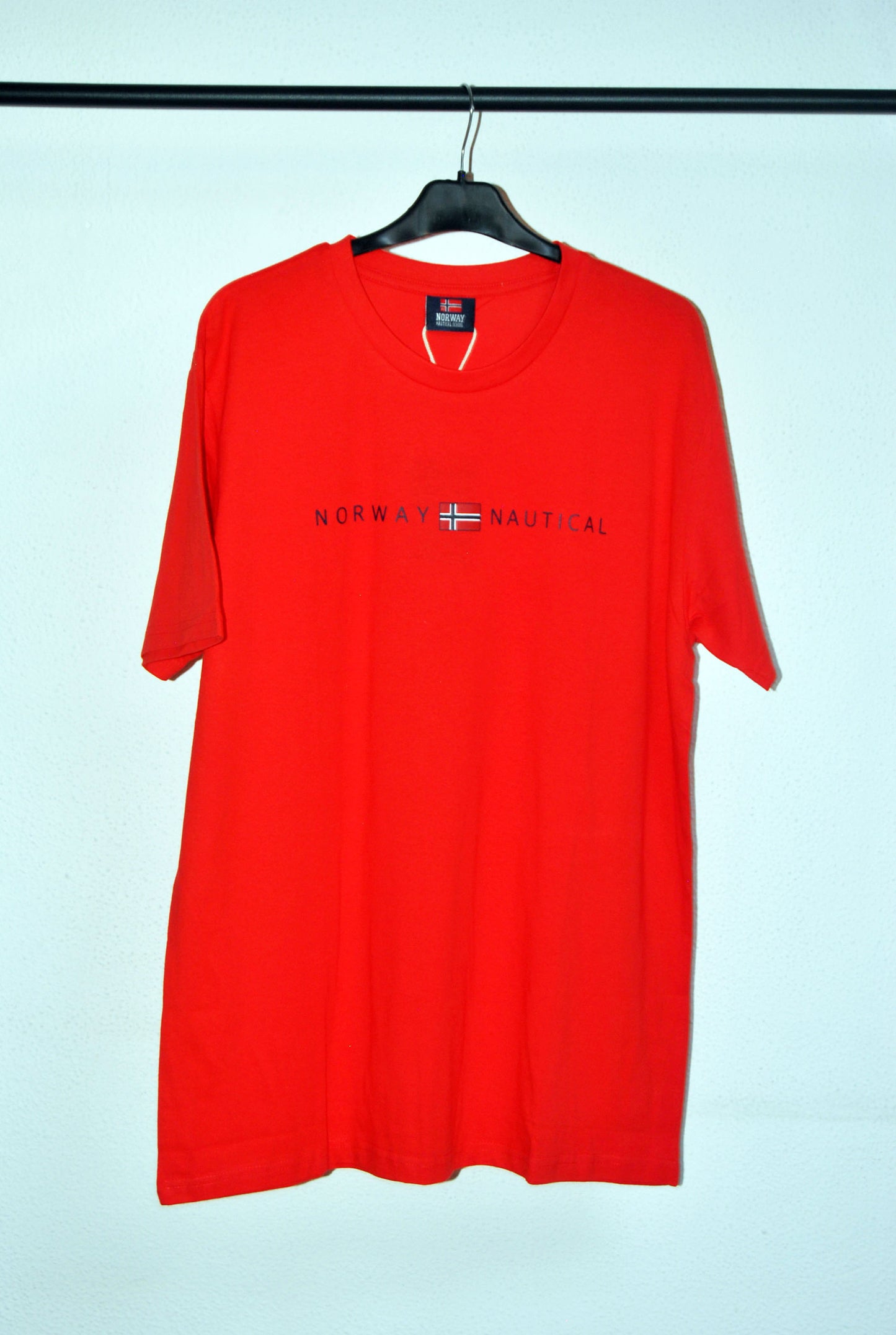 Camiseta Norway de color rojo con estampado. Talla XL.