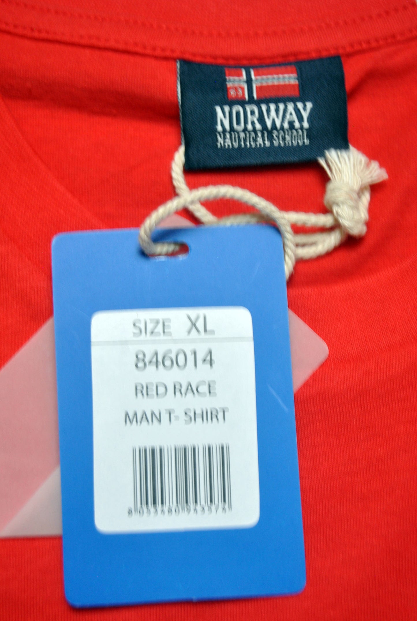 Camiseta Norway de color rojo con estampado. Talla XL.