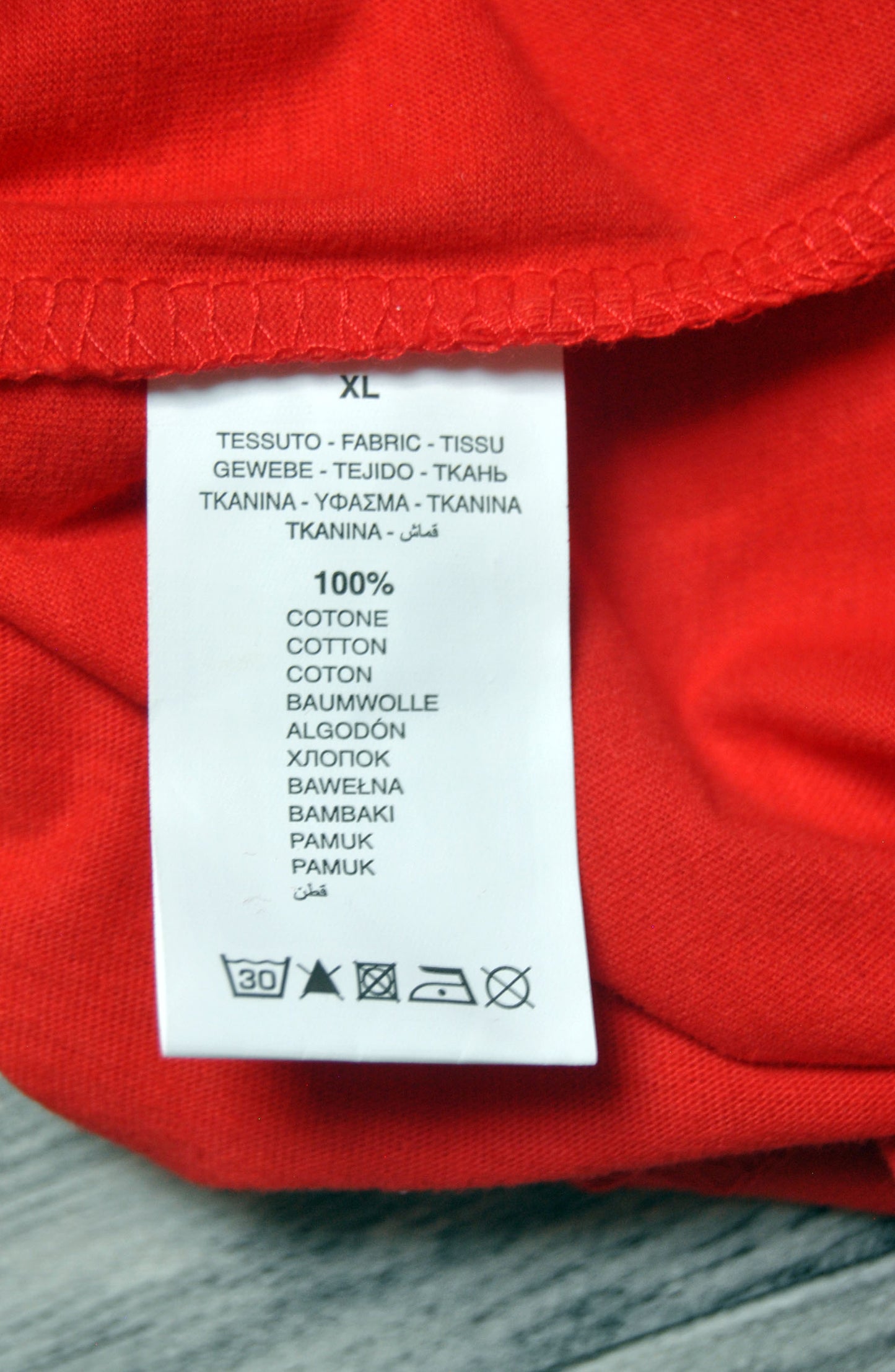 Camiseta Norway de color rojo con estampado. Talla XL.