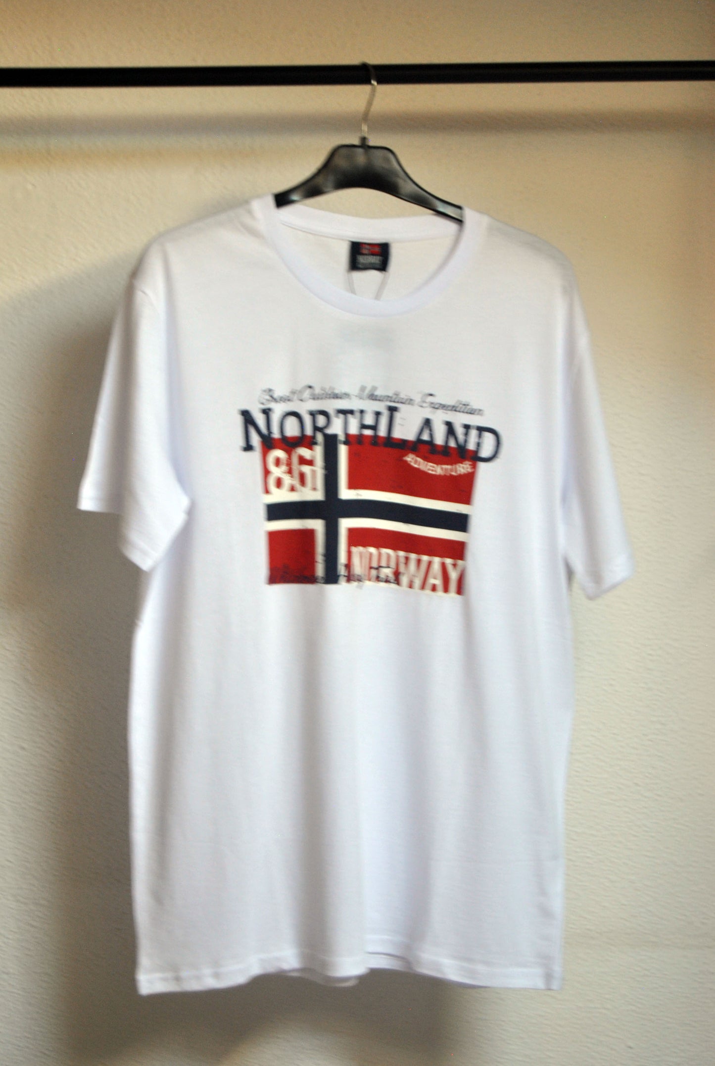 Camiseta Norway de color blanco con estampado. Talla XL.