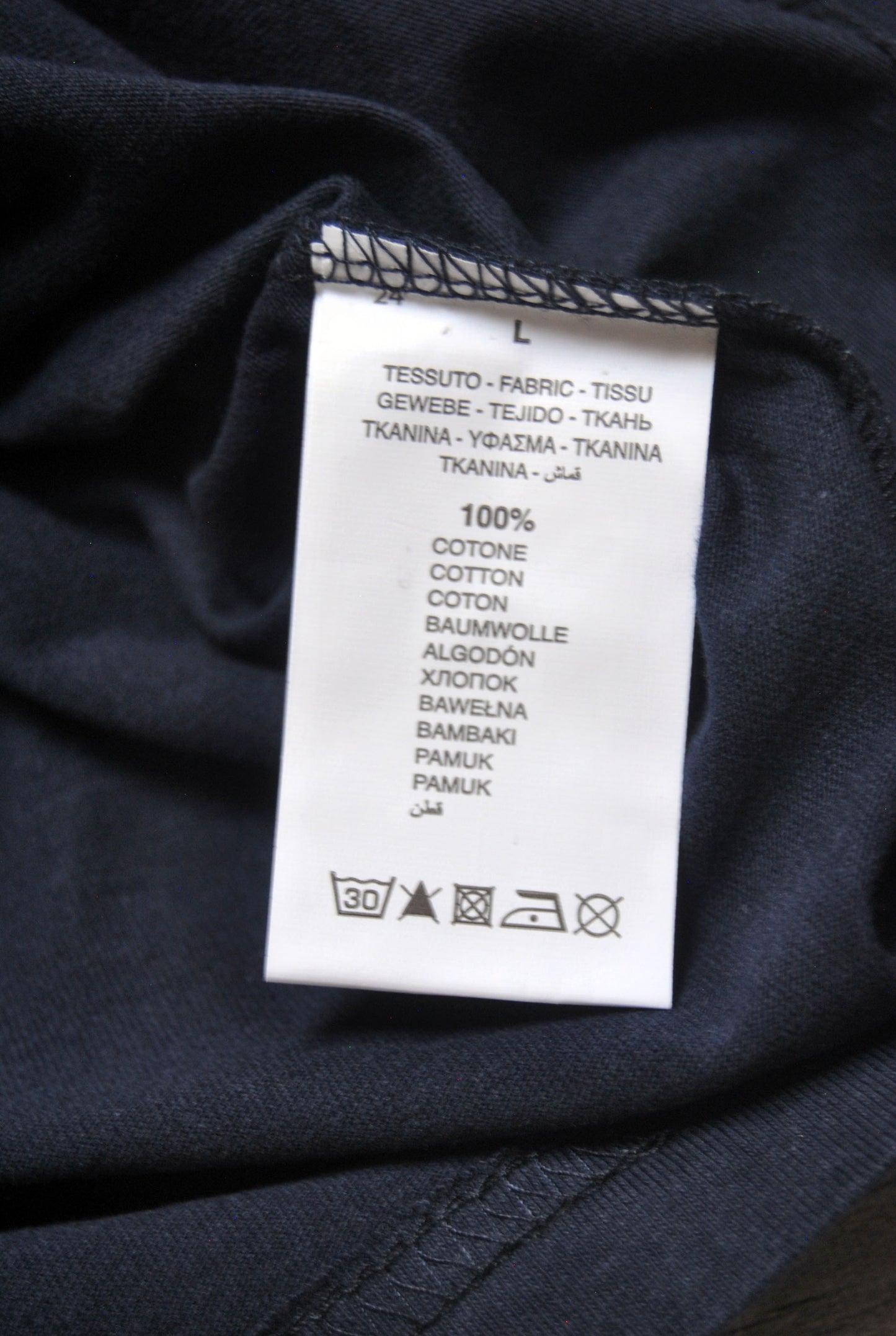Camiseta Norway de color azul marino con estampado.