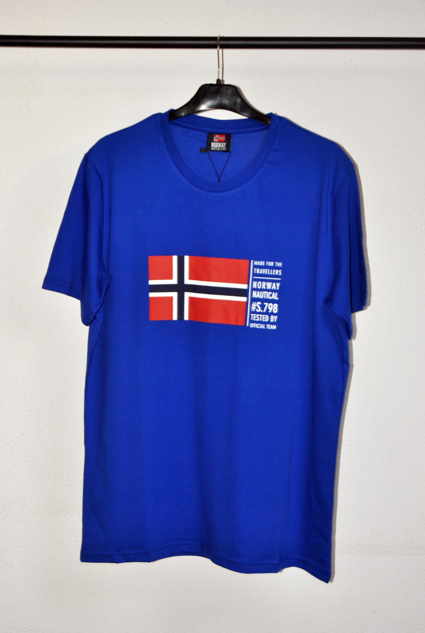 Camiseta Norway de color azul eléctrico con estampado.