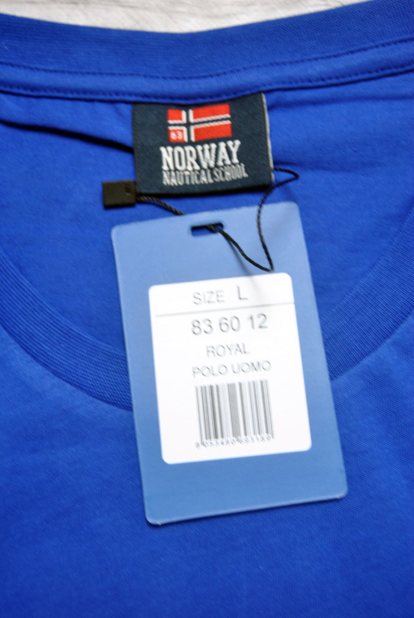 Camiseta Norway de color azul eléctrico con estampado.