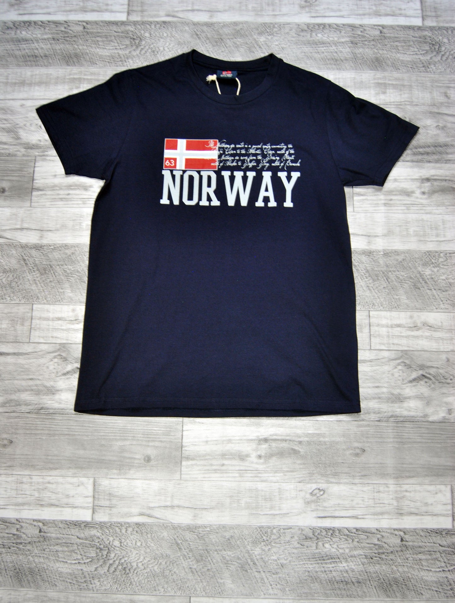 Camiseta Norway de color azul marino con estampado.