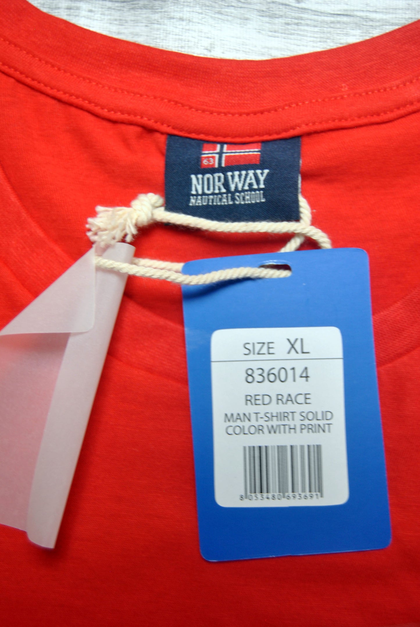 Camiseta Norway de color rojo con estampado..