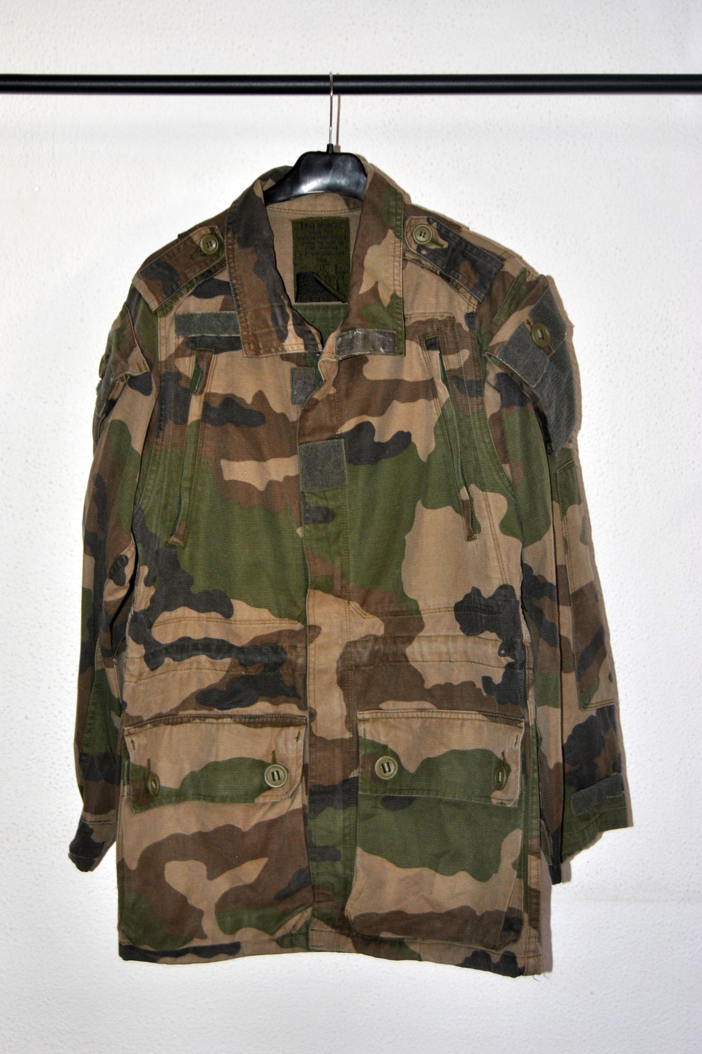 Chaqueta militar Leo Menor de color verde militar. Talla L. Segunda Mano