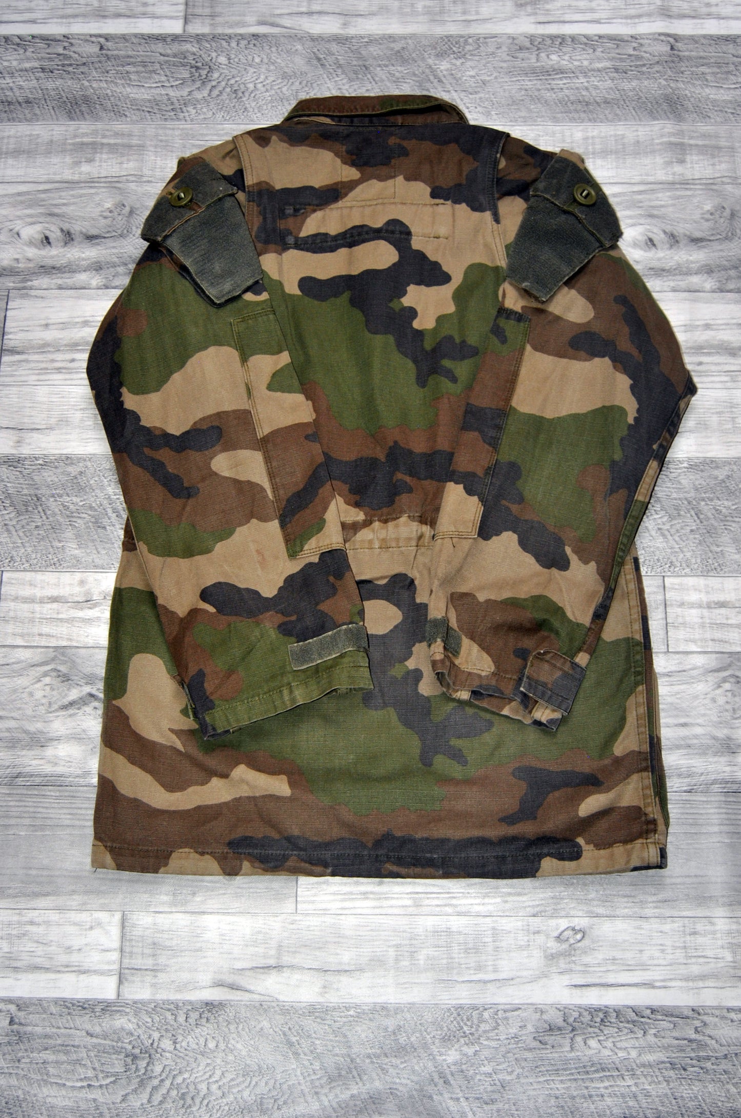 Chaqueta militar Leo Menor de color verde militar. Talla L. Segunda Mano