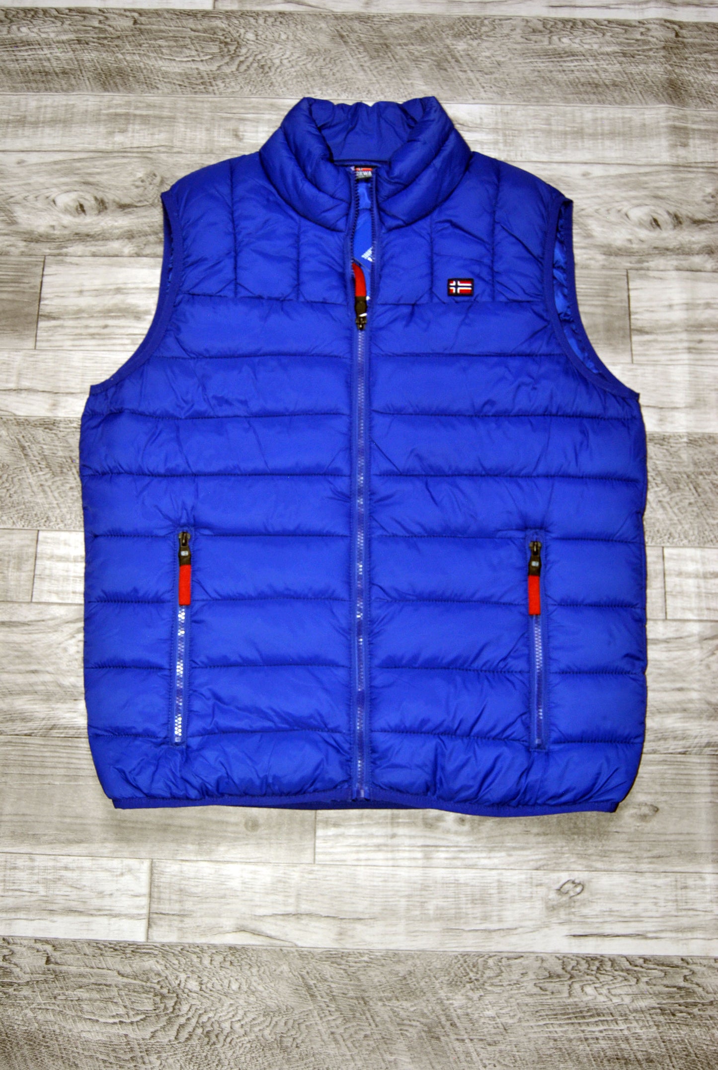 Chaleco Norway color azul eléctrico con 2 bolsillos. Talla M.