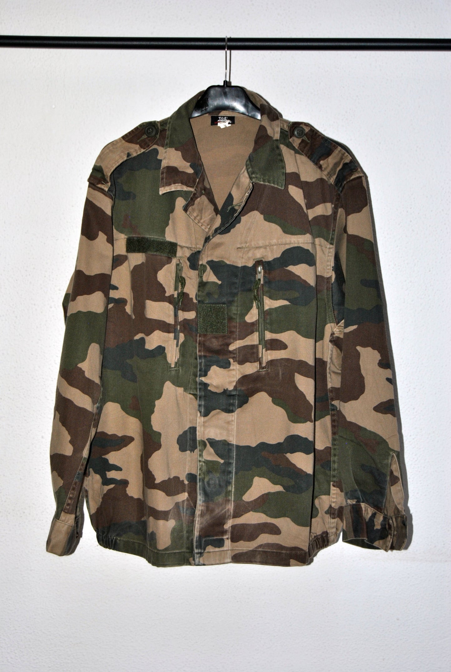 Chaqueta militar Toe Camuflaje de color verde militar. Talla 54. Segunda mano