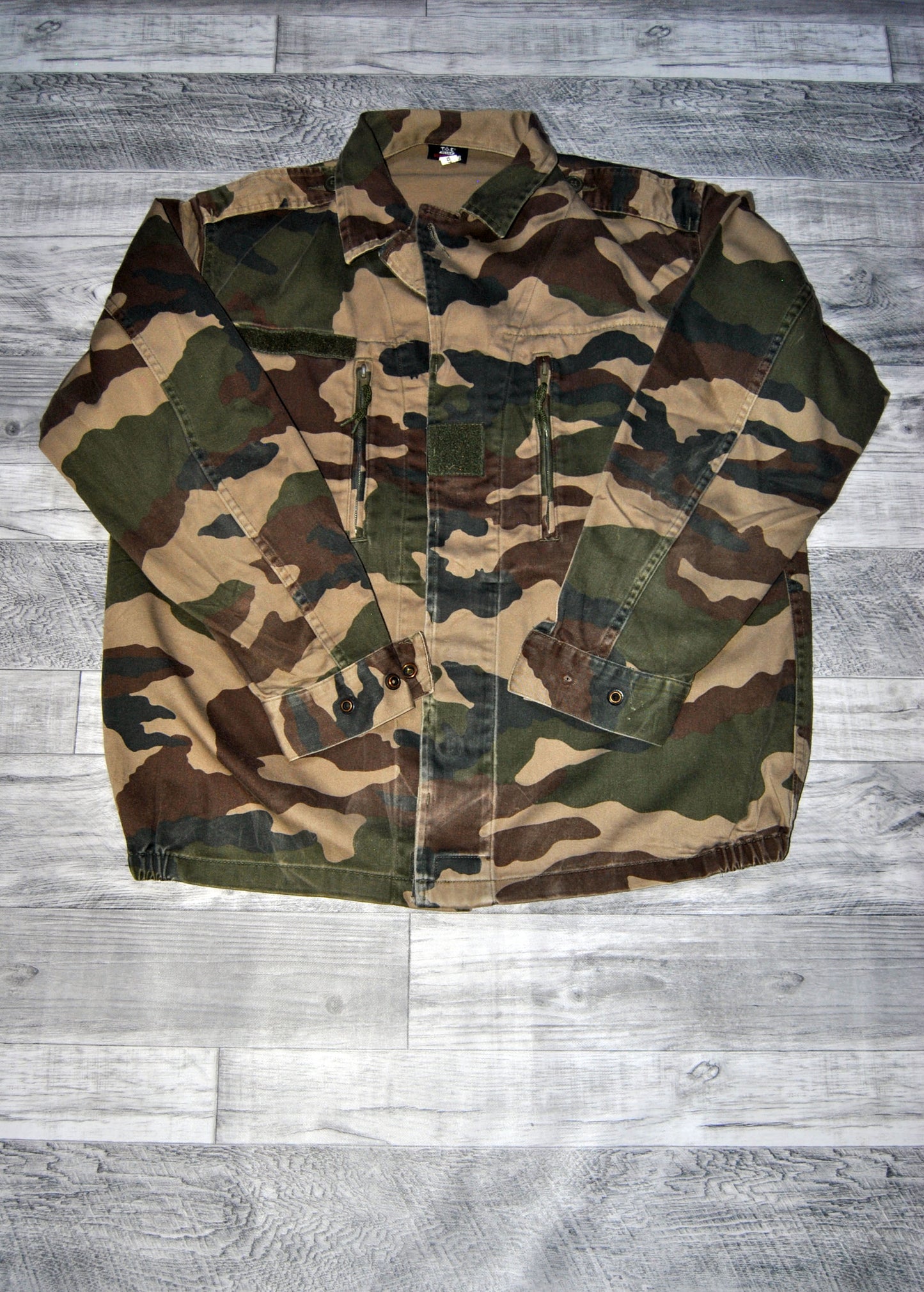 Chaqueta militar Toe Camuflaje de color verde militar. Talla 54. Segunda mano