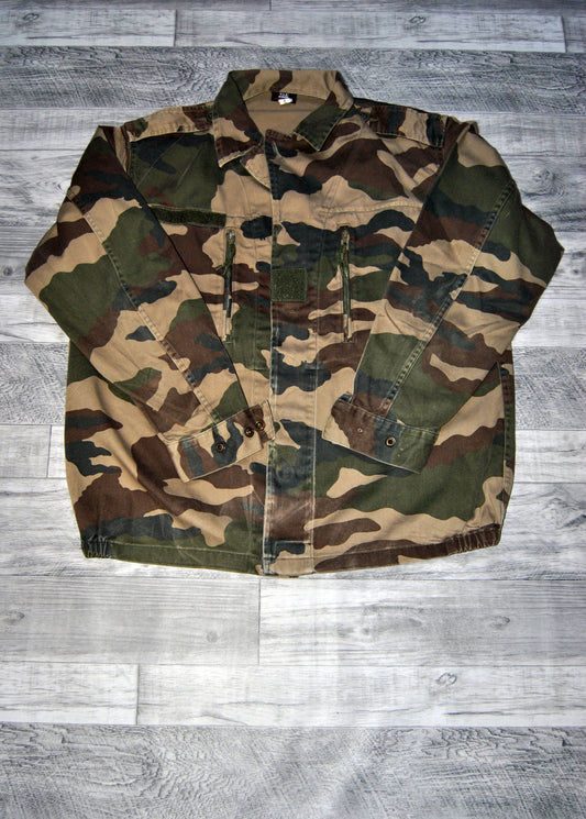 Chaqueta militar Toe Camuflaje de color verde militar. Talla 54. Segunda mano