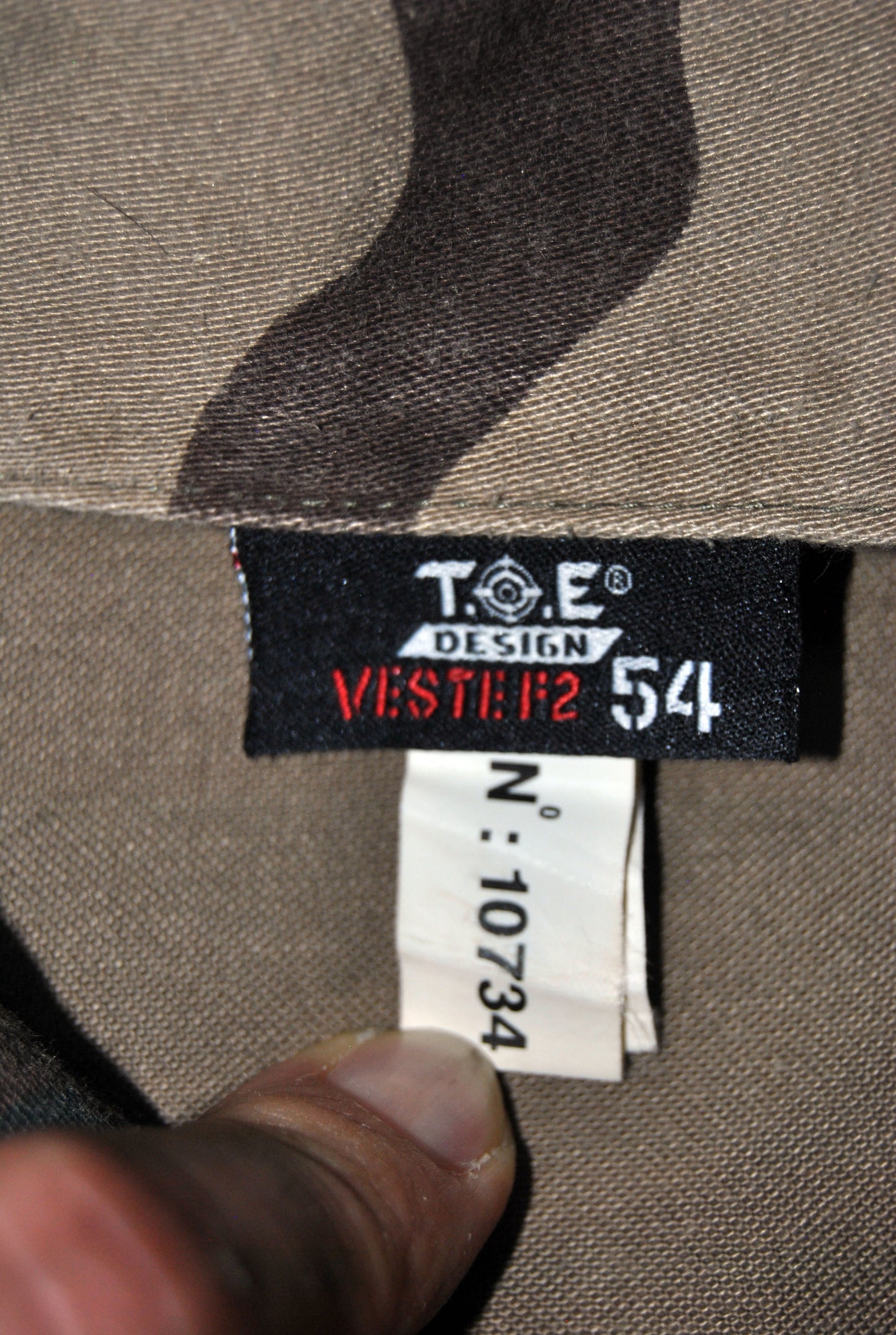 Chaqueta militar Toe Camuflaje de color verde militar. Talla 54. Segunda mano