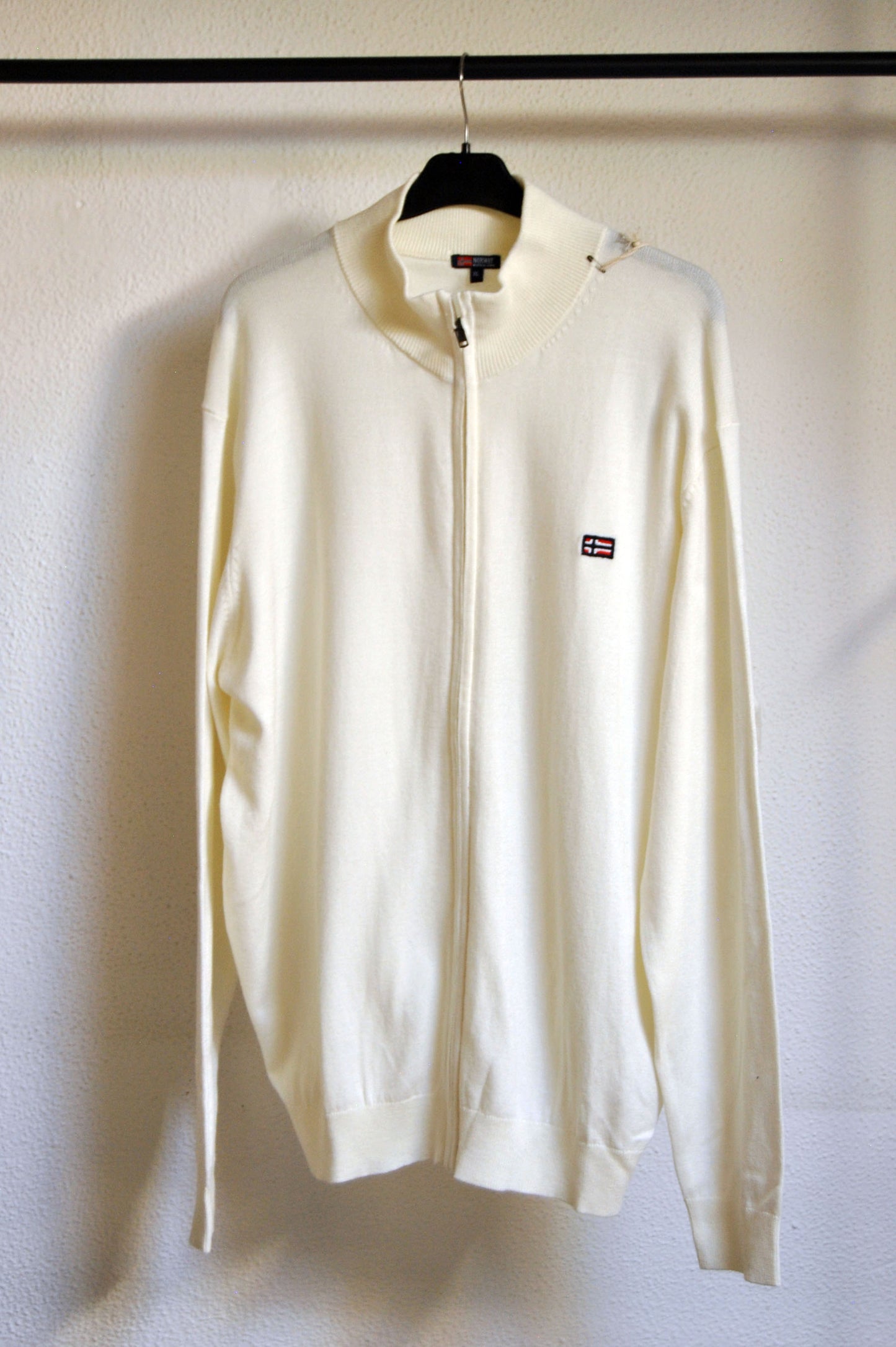 Cardigan Norway de color crema. Talla XL.