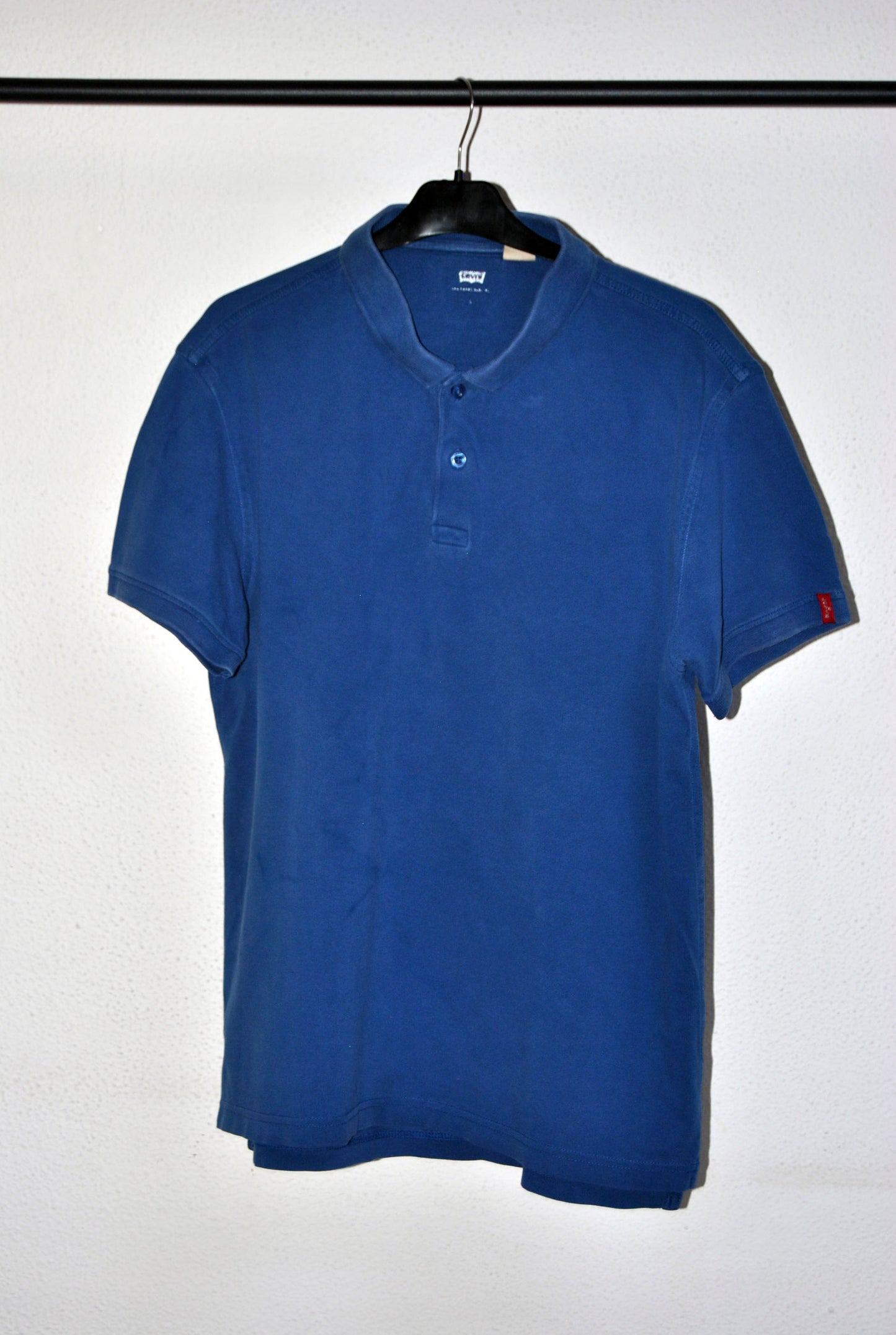 Polo Levis de color azul. Talla L. Segunda Mano