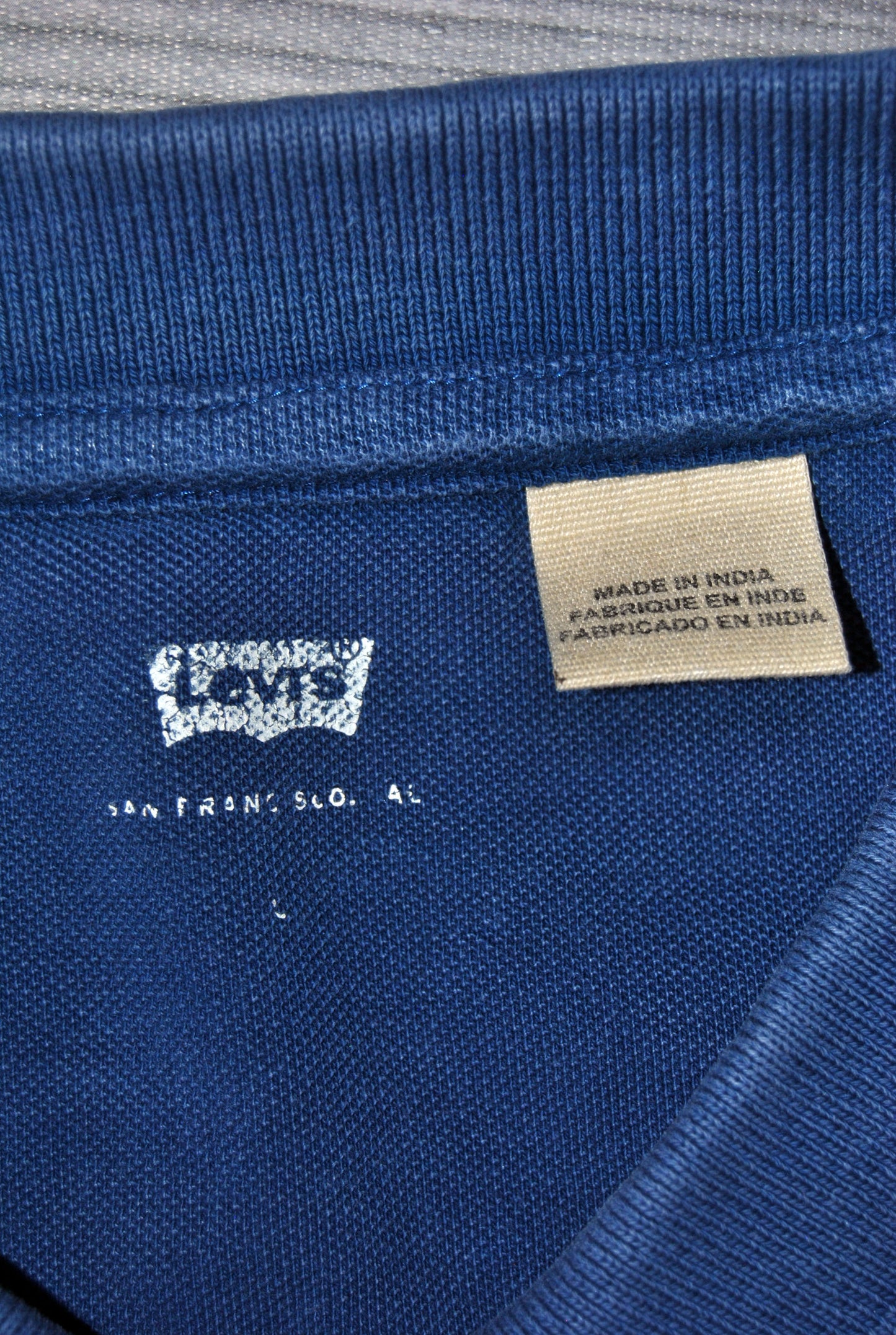 Polo Levis de color azul. Talla L. Segunda Mano