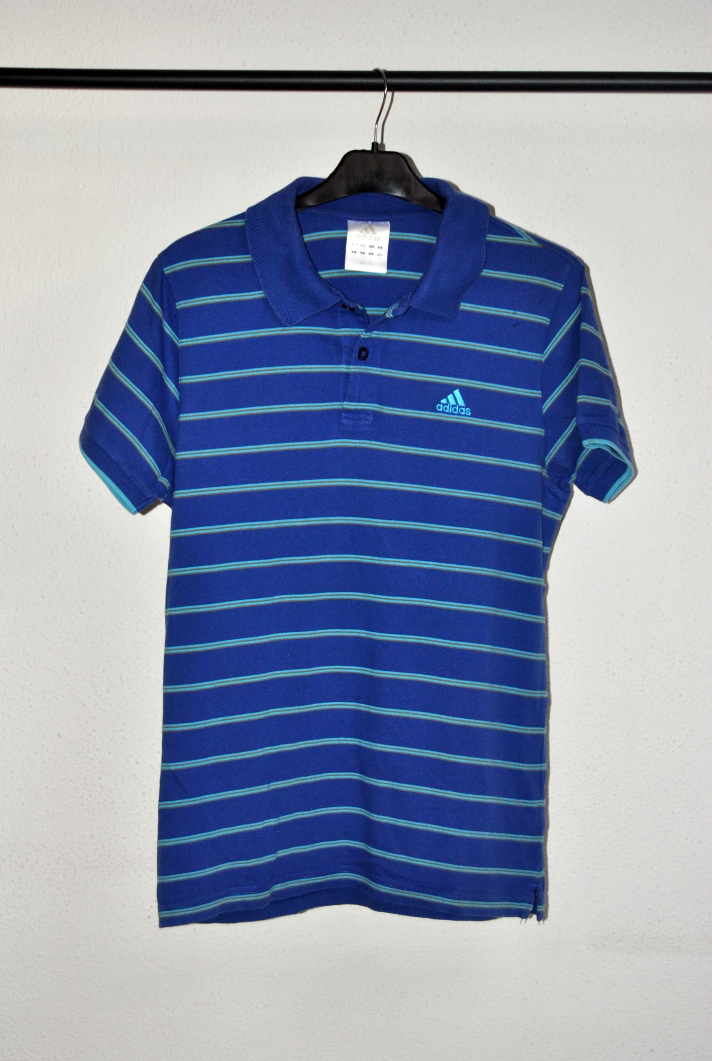 Polo Adidas de color azul con rayas. Talla M. Segunda mano