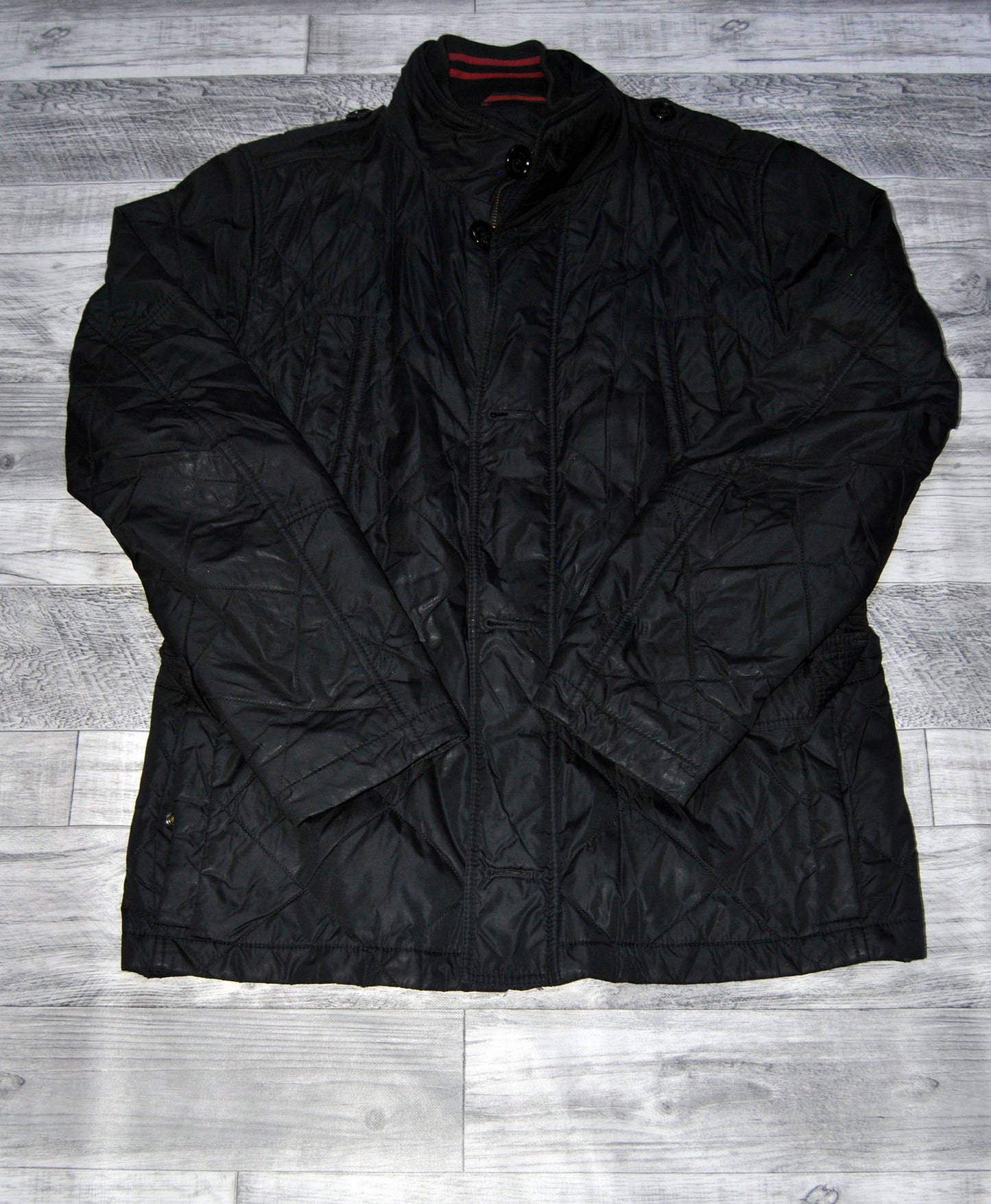 Abrigo Hugo Boss de color negro con bolsillos.  Talla L (48). Segunda mano