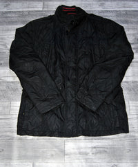 Abrigo Hugo Boss de color negro con bolsillos.  Talla L (48). Segunda mano