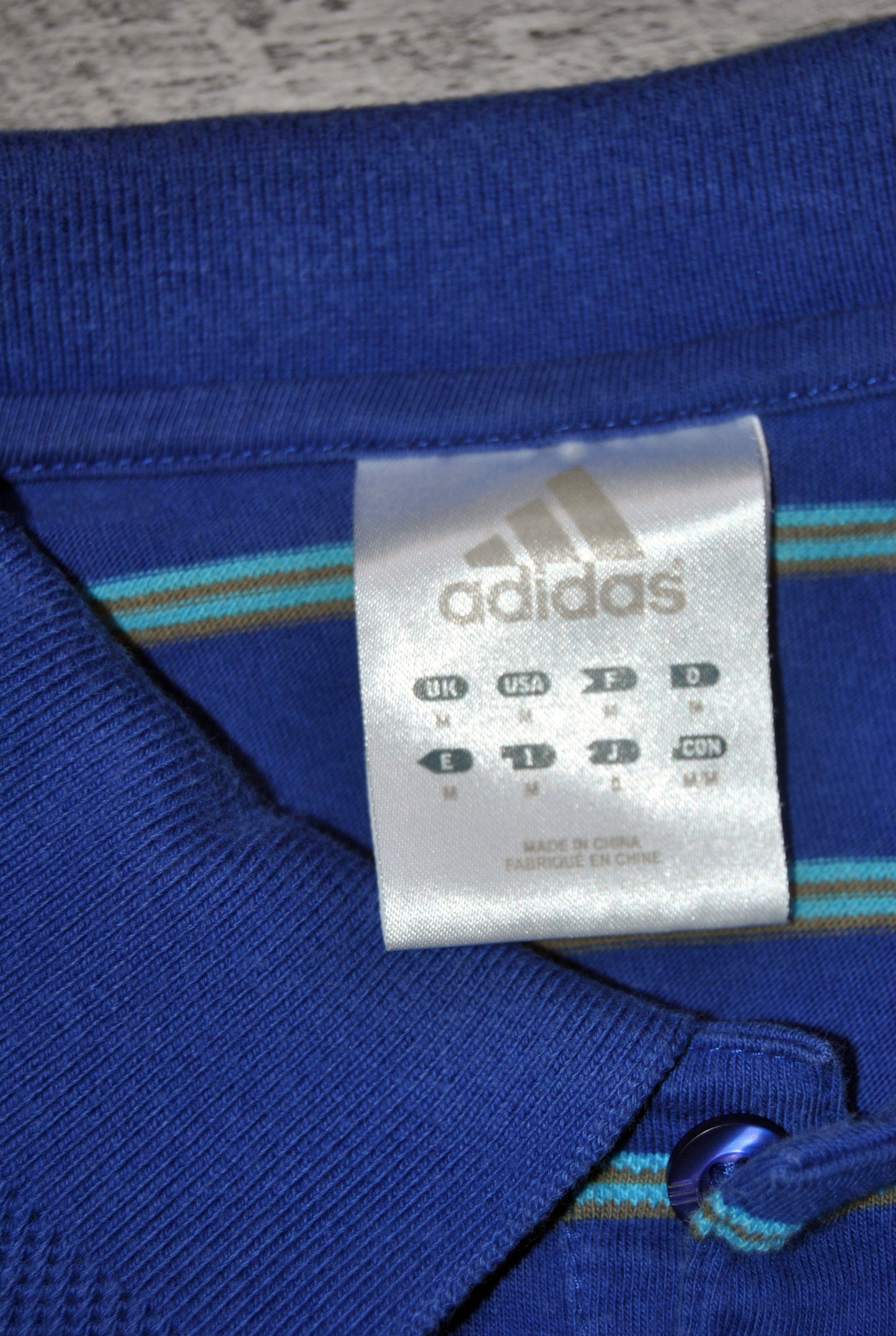 Polo Adidas de color azul con rayas. Talla M. Segunda mano