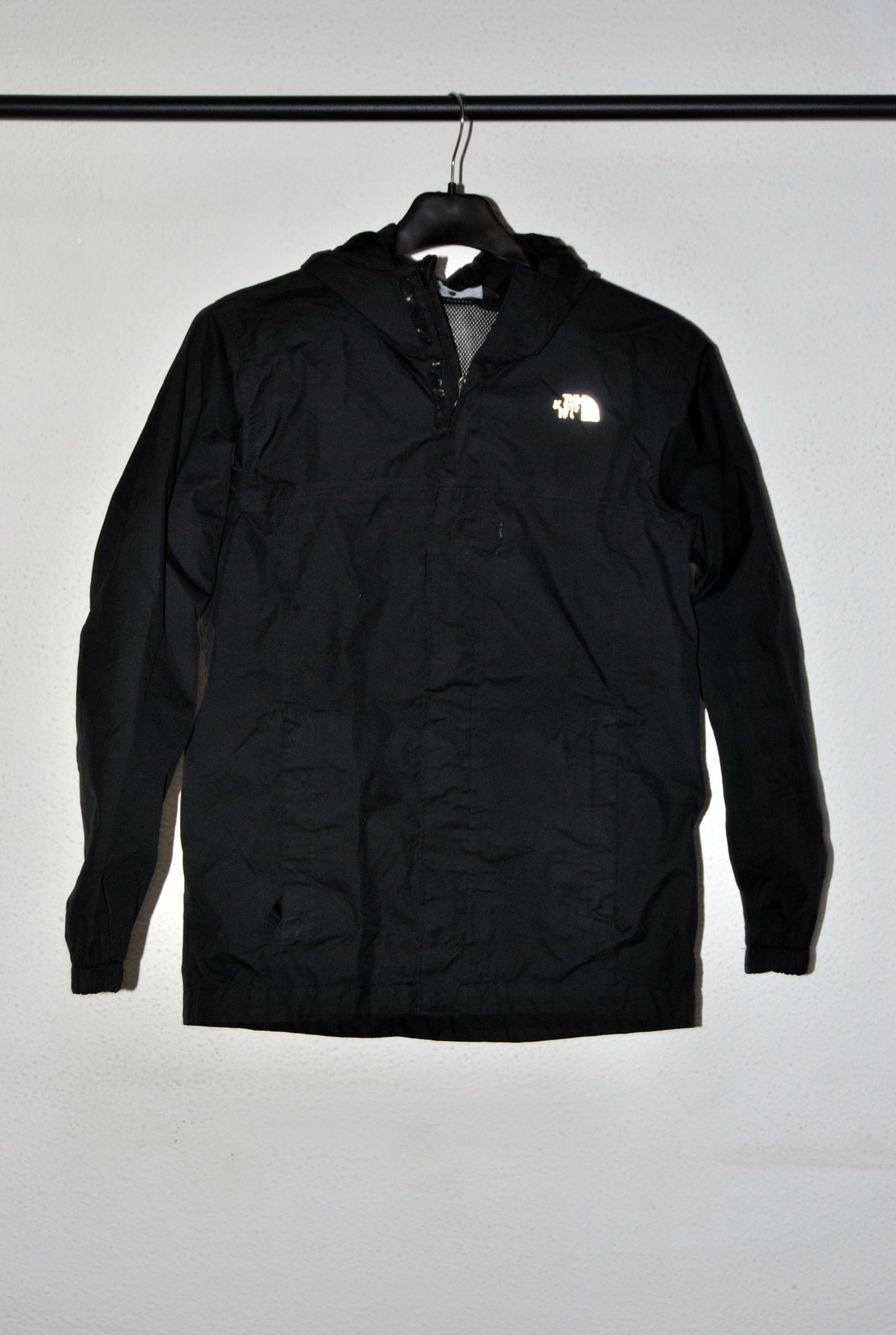Chaqueta The North Face de color negro con capucha para niño.Talla S.