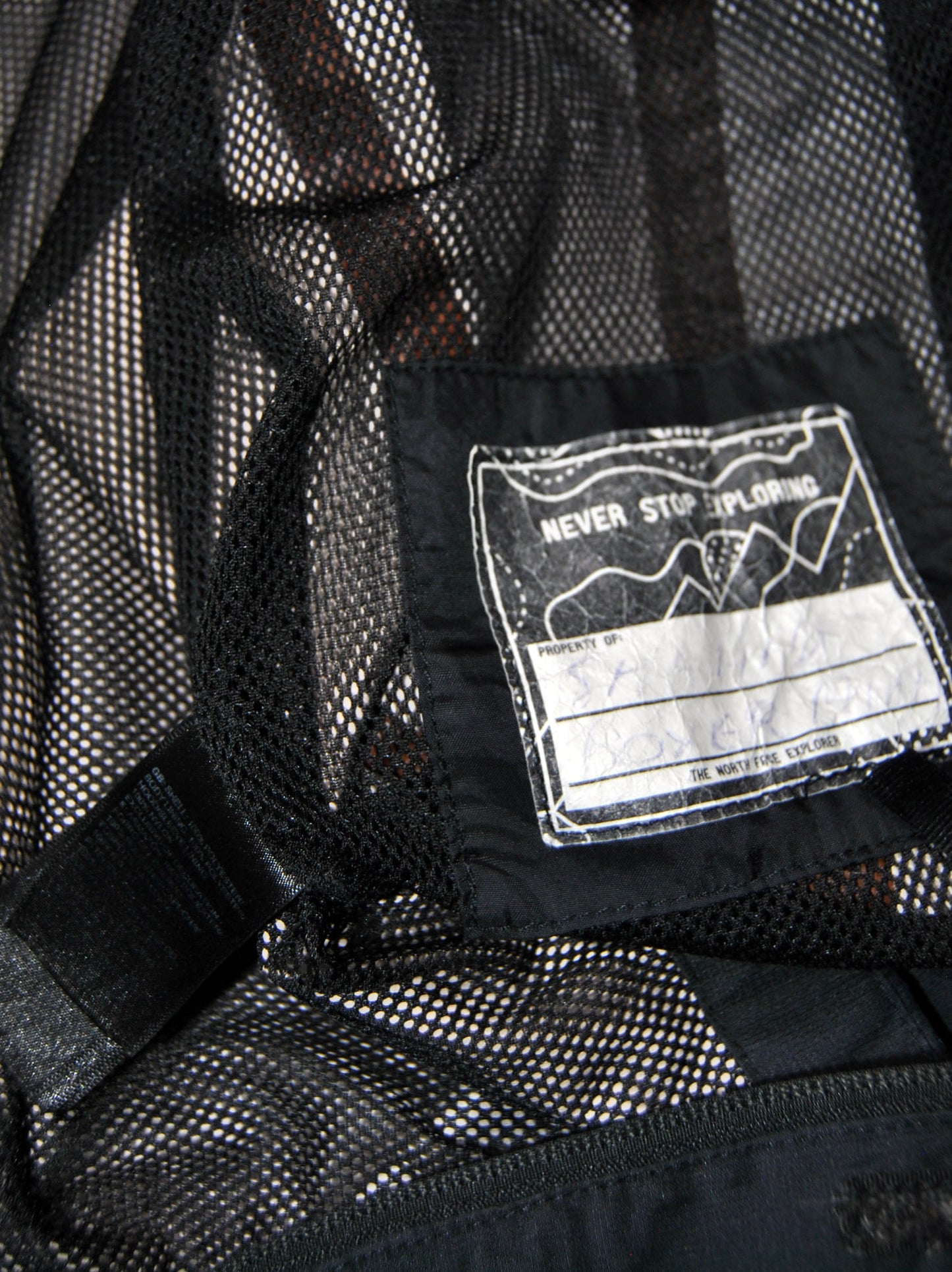 Chaqueta The North Face de color negro con capucha para niño.Talla S.