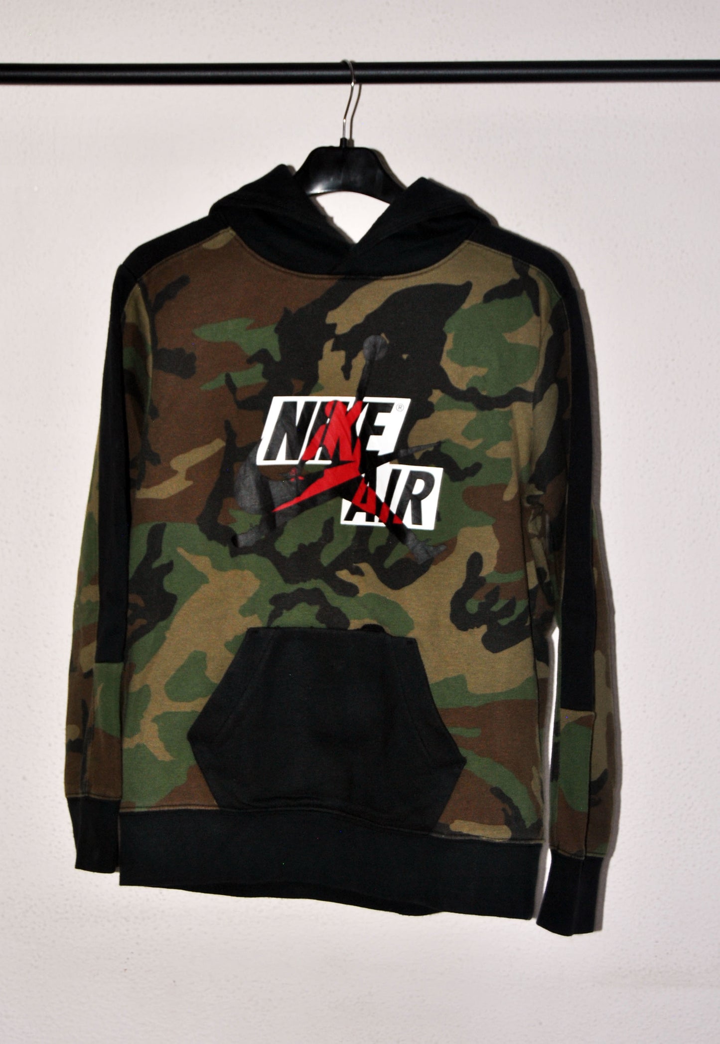 Sudadera Nike de color verde militar . Talla 12-13Y. Segunda mano
