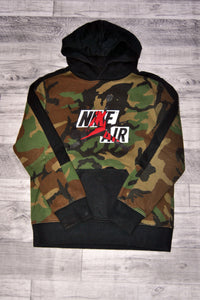 Sudadera Nike de color verde militar . Talla 12-13Y. Segunda mano