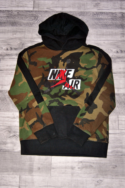 Sudadera Nike de color verde militar . Talla 12-13Y. Segunda mano
