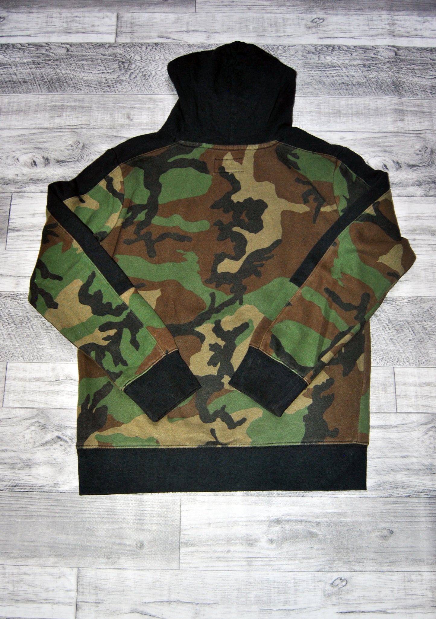 Sudadera Nike de color verde militar . Talla 12-13Y. Segunda mano