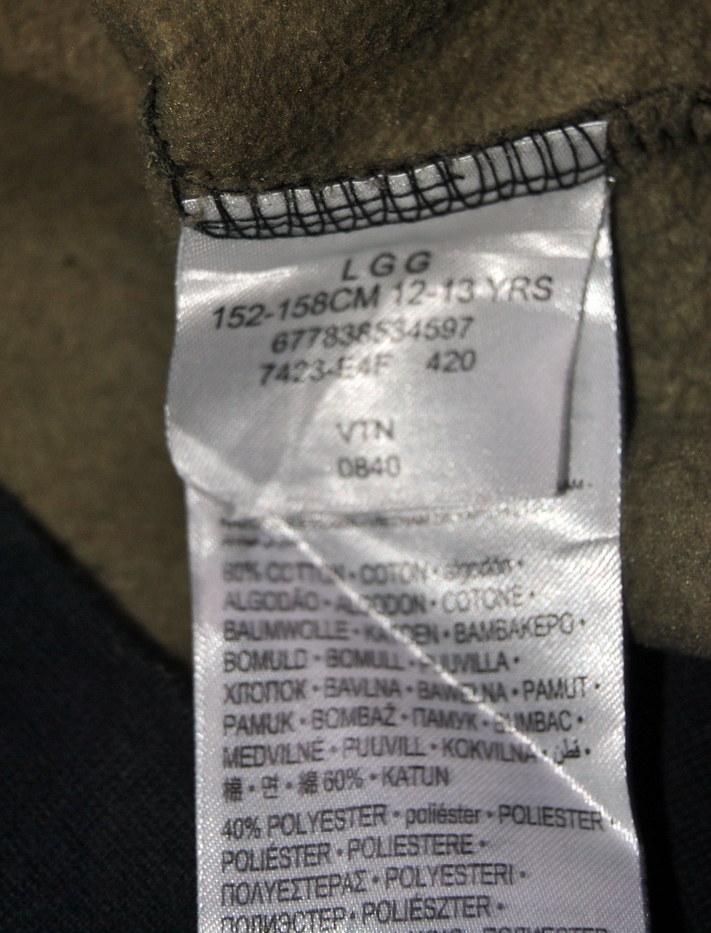 Sudadera Nike de color verde militar . Talla 12-13Y. Segunda mano
