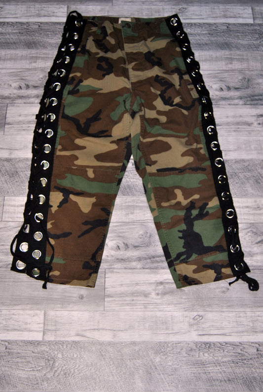 Pantalón militar de color verde militar Mujer . Talla M. Segunda mano
