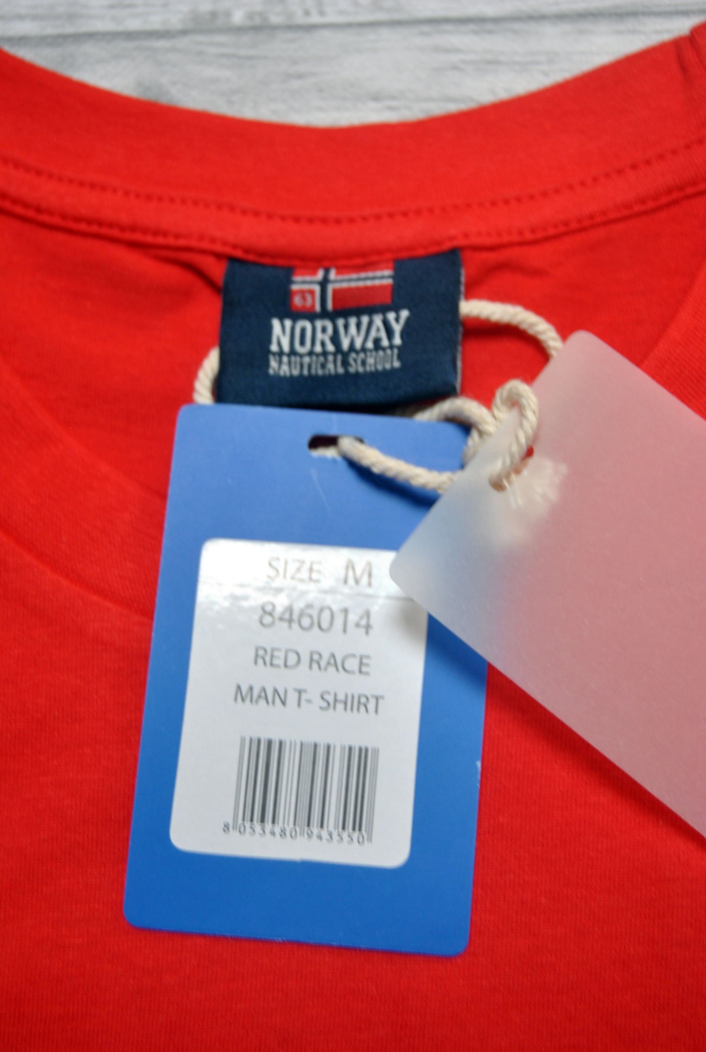 Camiseta Norway de color rojo con estampado. Talla M.