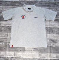 Polo Umbro de color gris con logo bordado Birkdale School. Talla L. Segunda Mano
