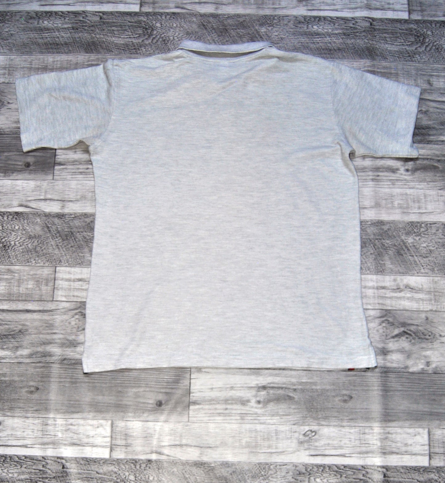 Polo Umbro de color gris con logo bordado Birkdale School. Talla L. Segunda Mano