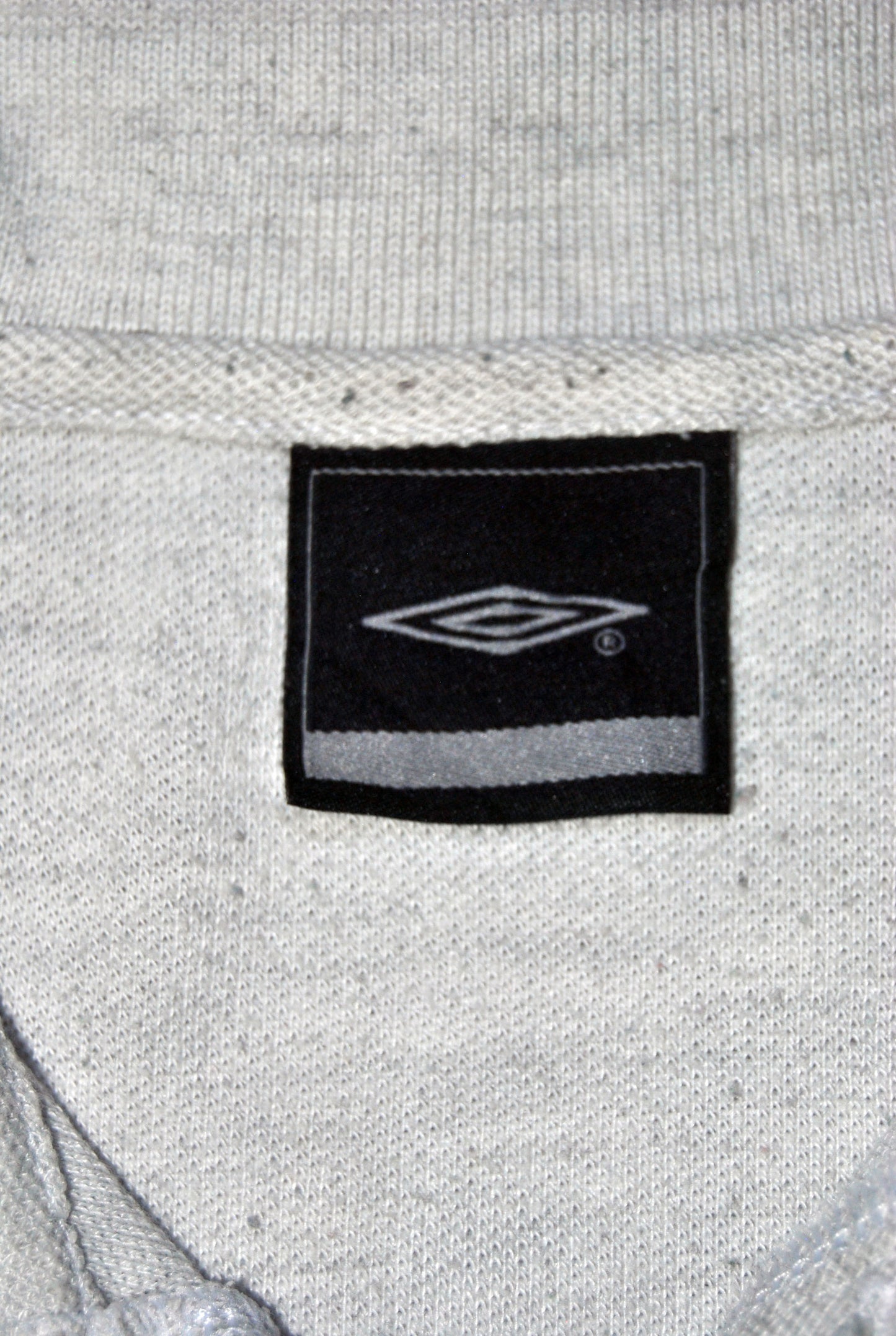 Polo Umbro de color gris con logo bordado Birkdale School. Talla L. Segunda Mano