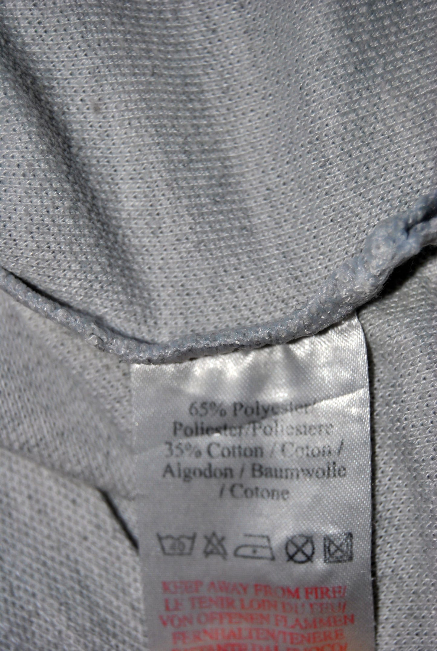 Polo Umbro de color gris con logo bordado Birkdale School. Talla L. Segunda Mano